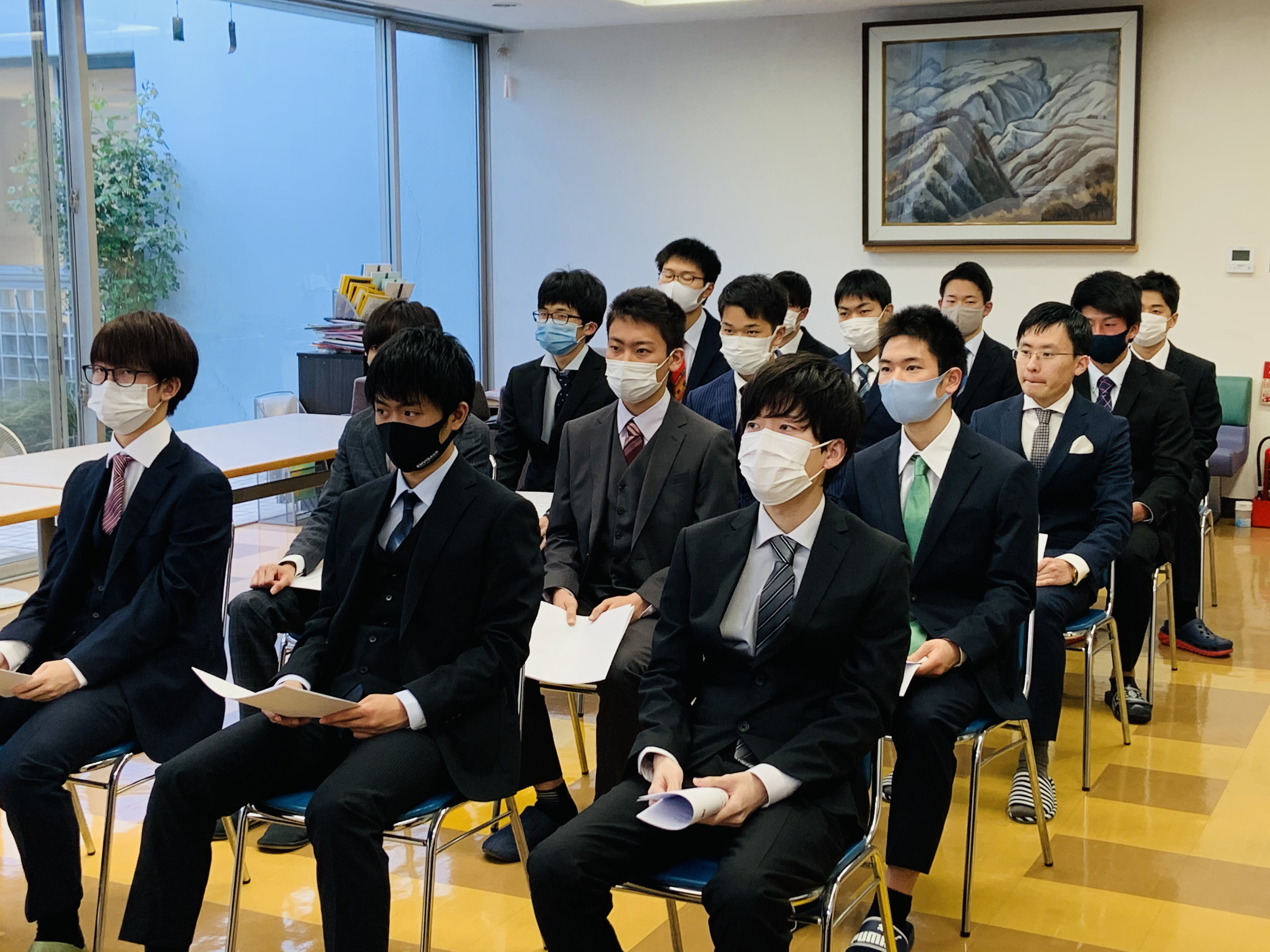 入寮式で整列する新入寮生