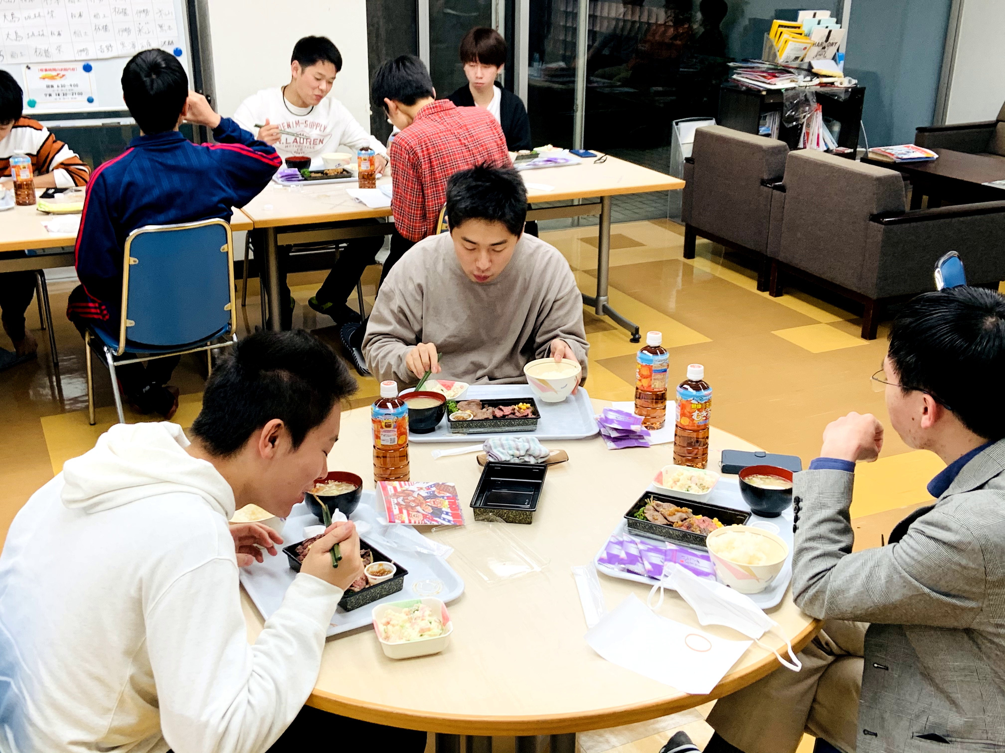 会食で交流する寮生