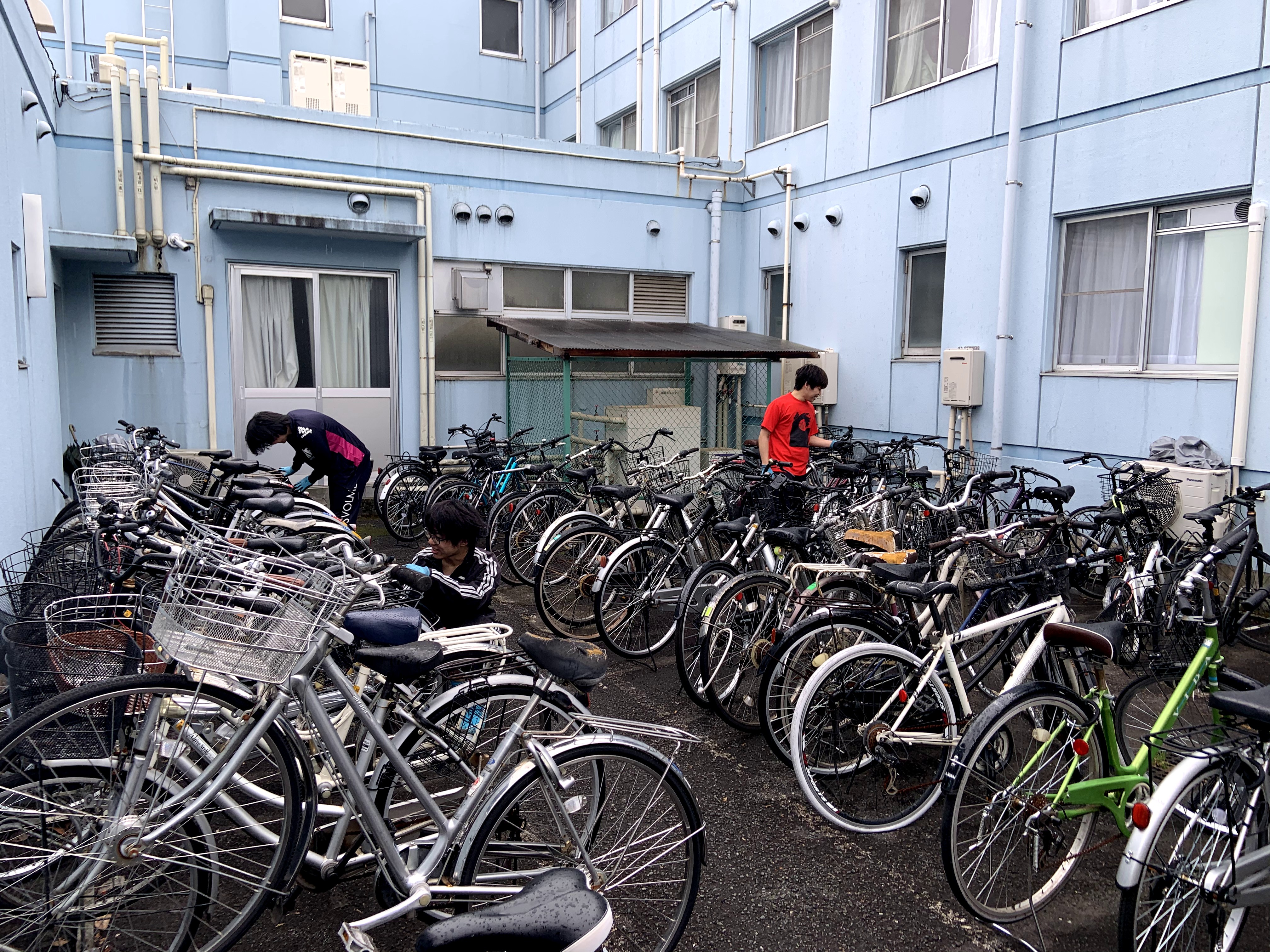 自転車を整理する寮生