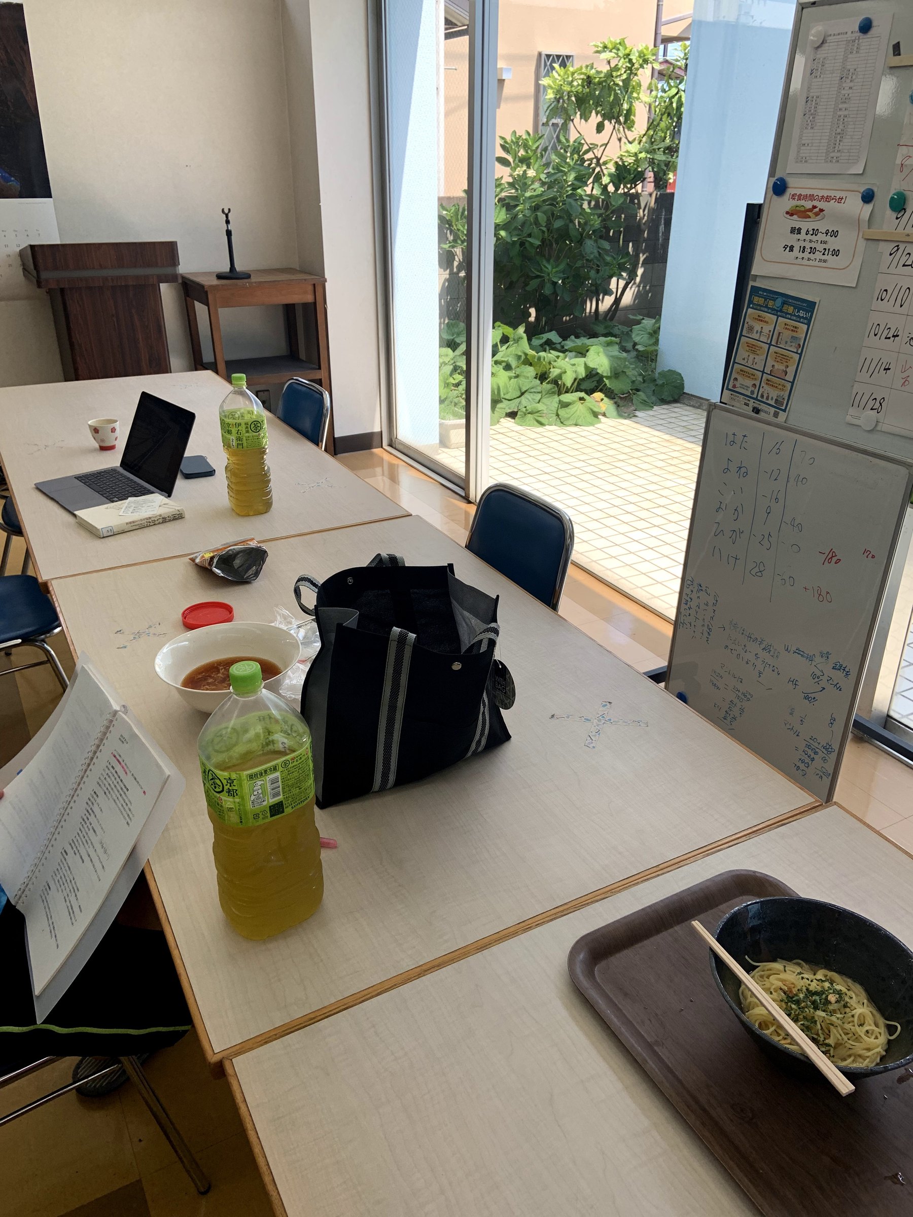 食堂で勉強する寮生