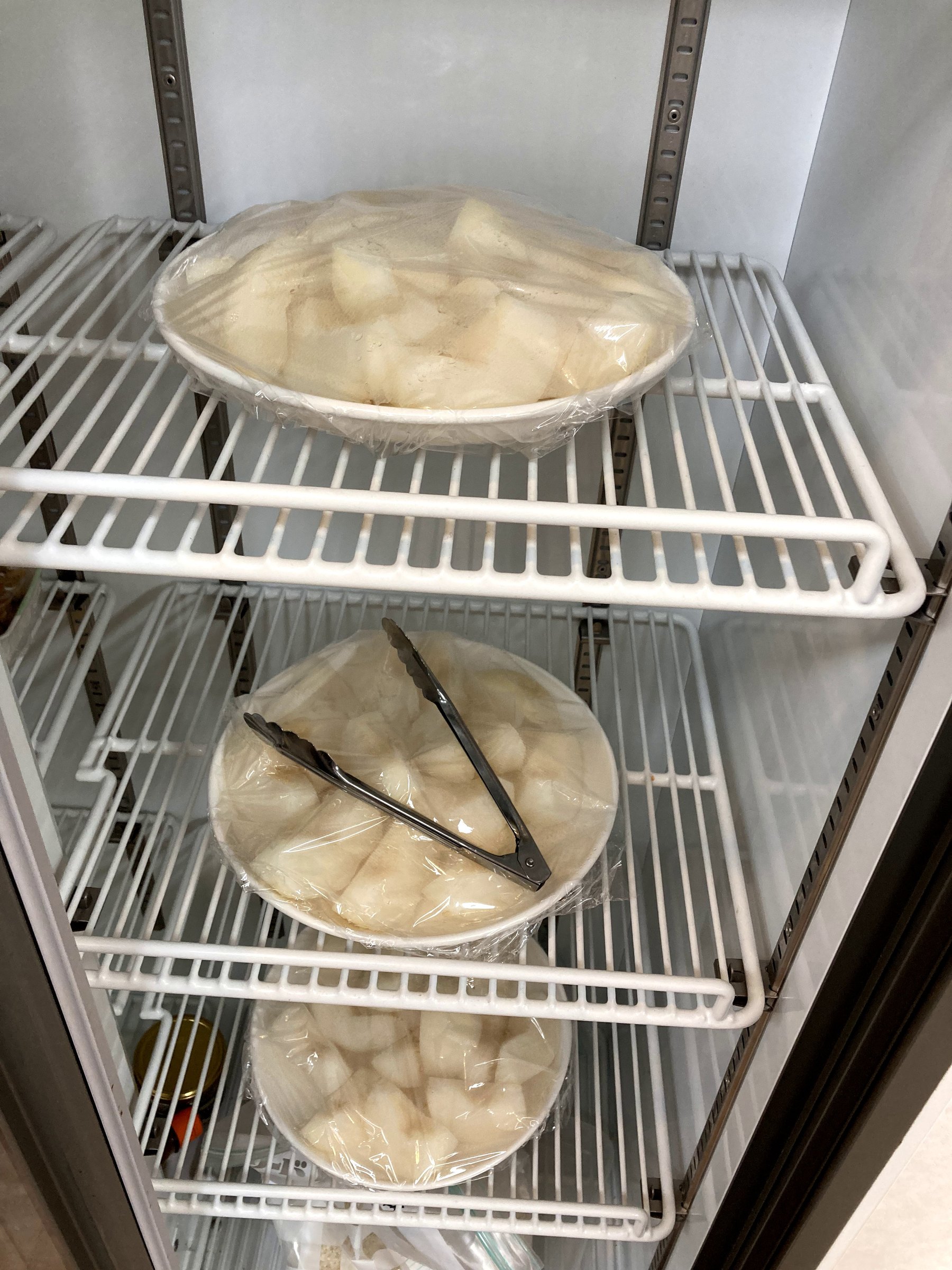 皿に盛り付けられた梨