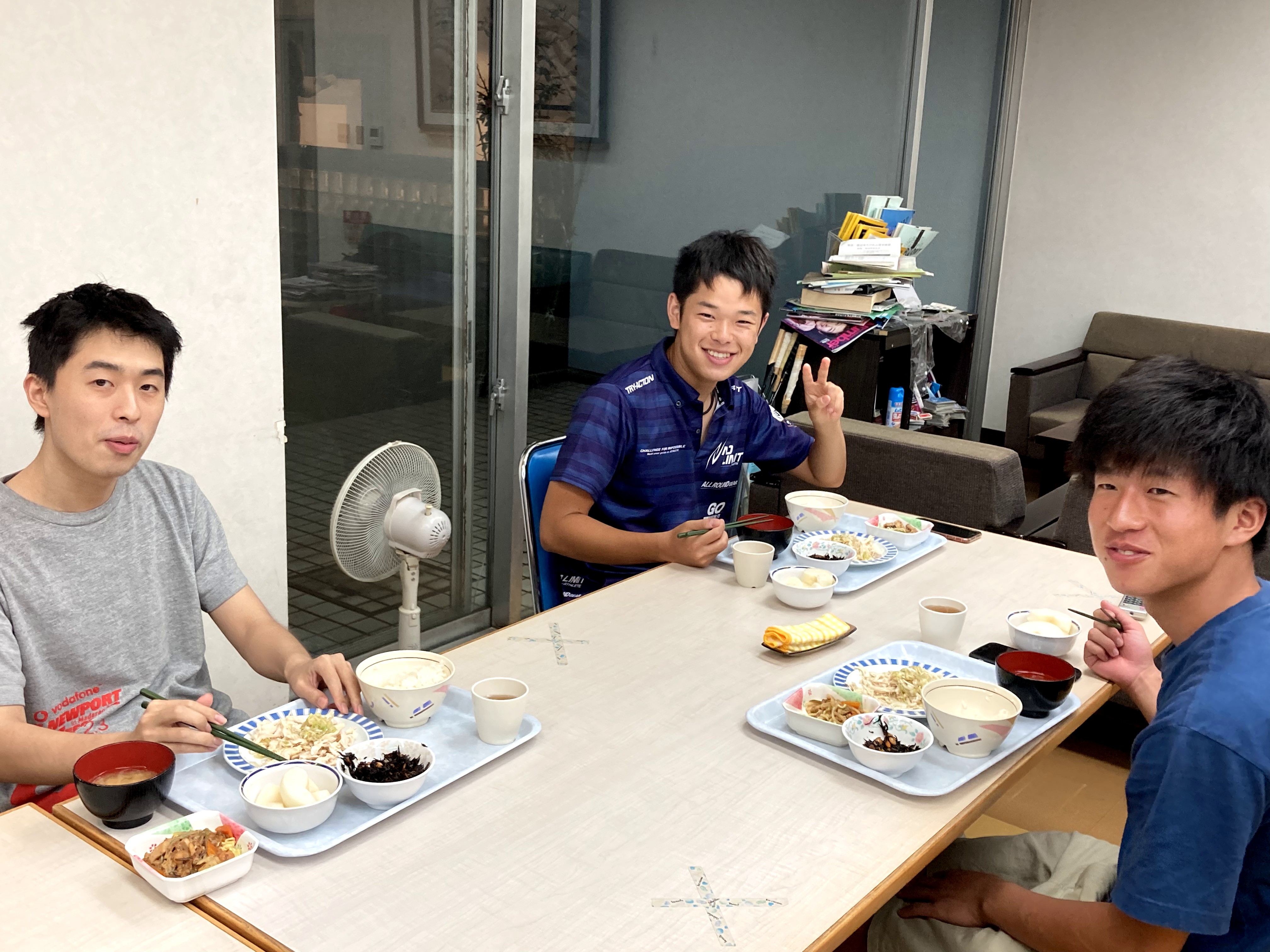 梨を手に笑顔を見せる寮生