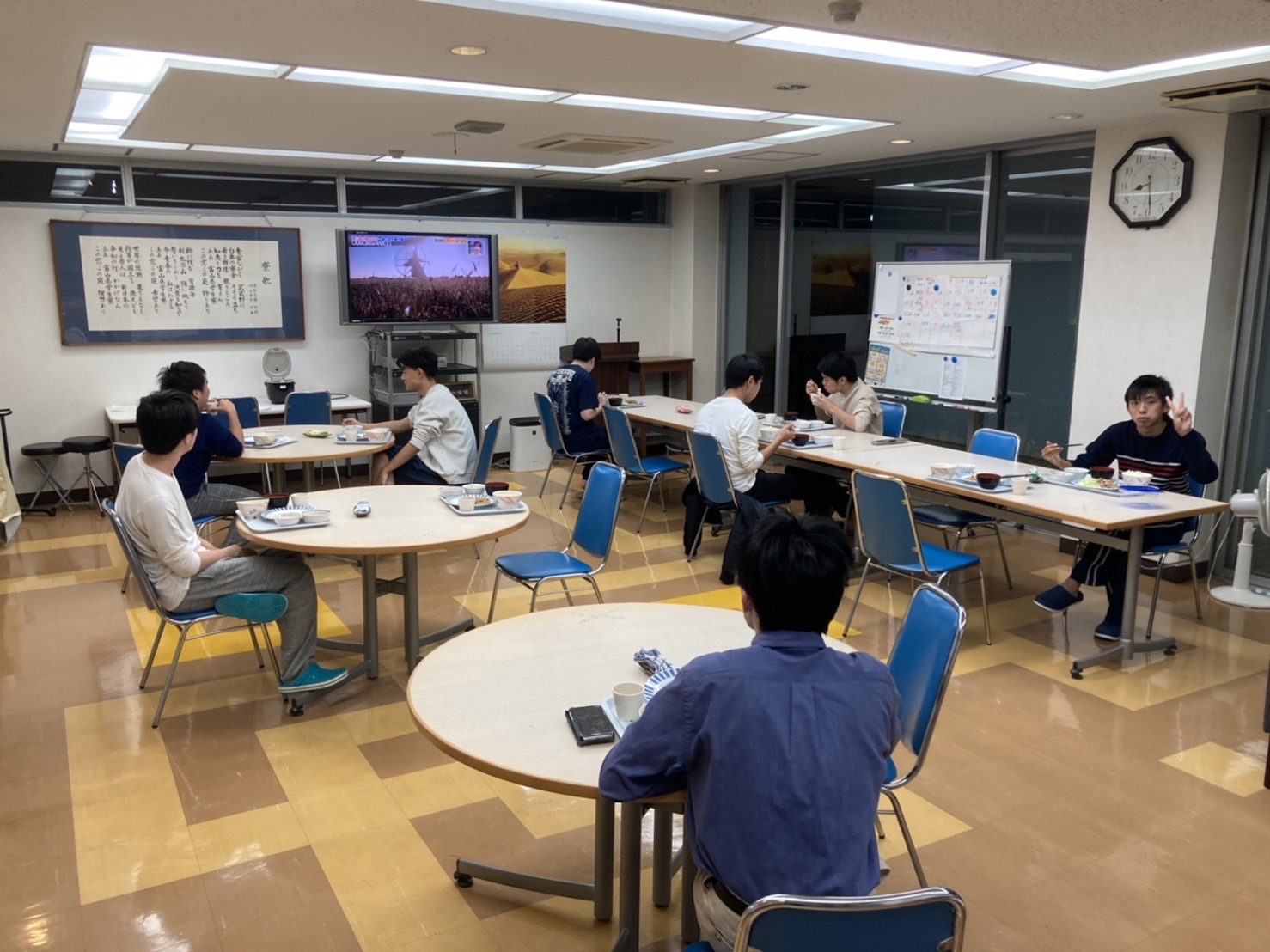 新米を食べる寮生たち