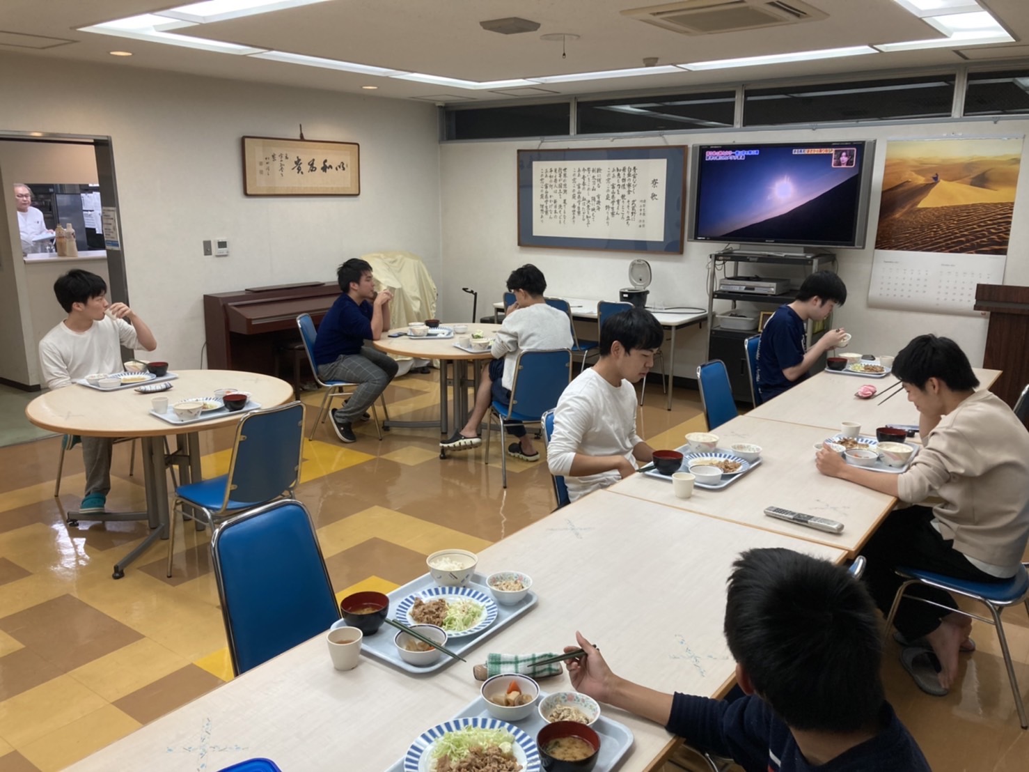 新米を食べる寮生たち