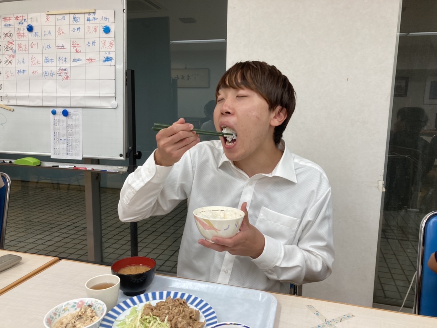 新米を食べる寮生たち