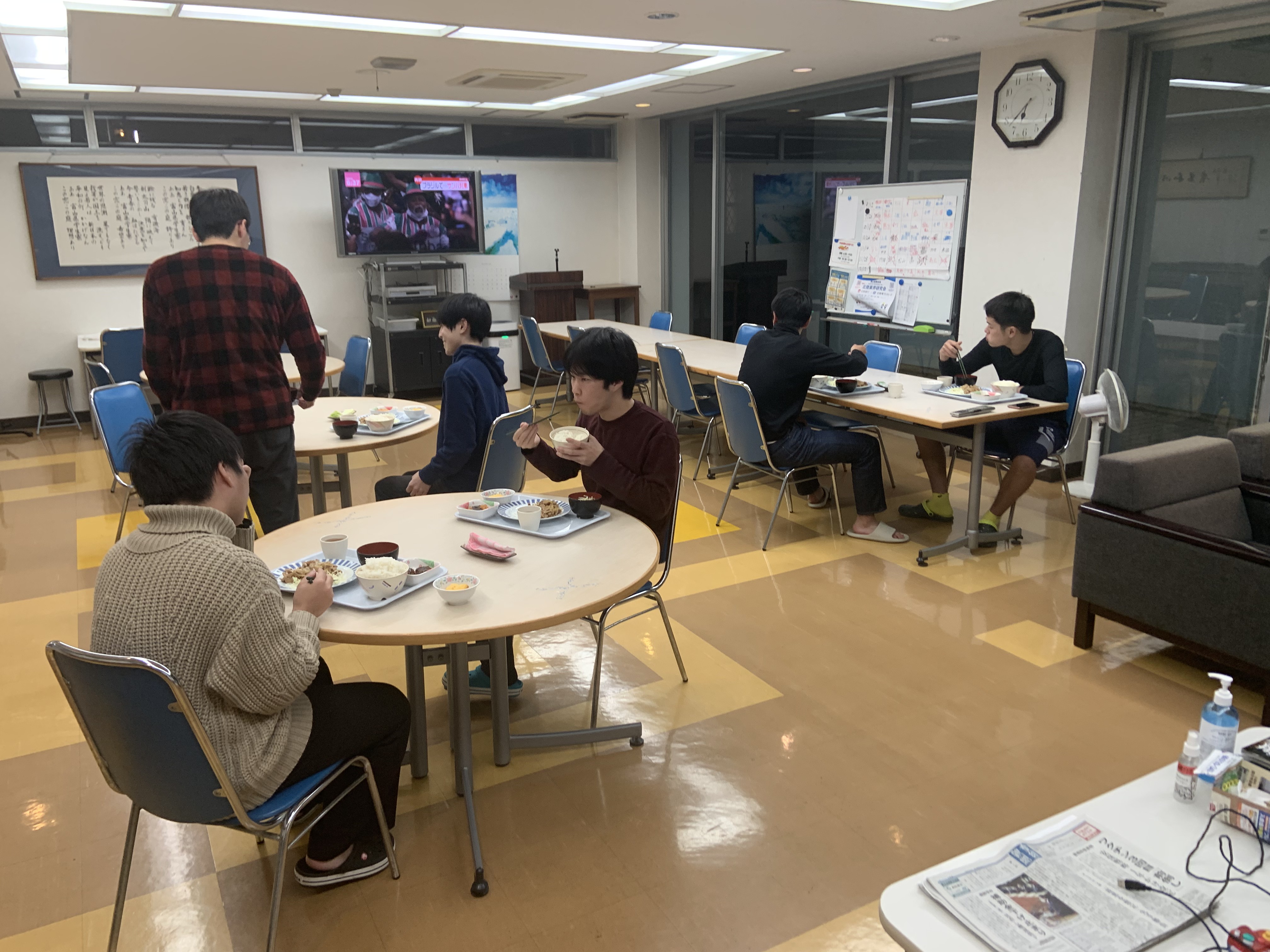 ご飯を頬張る寮生