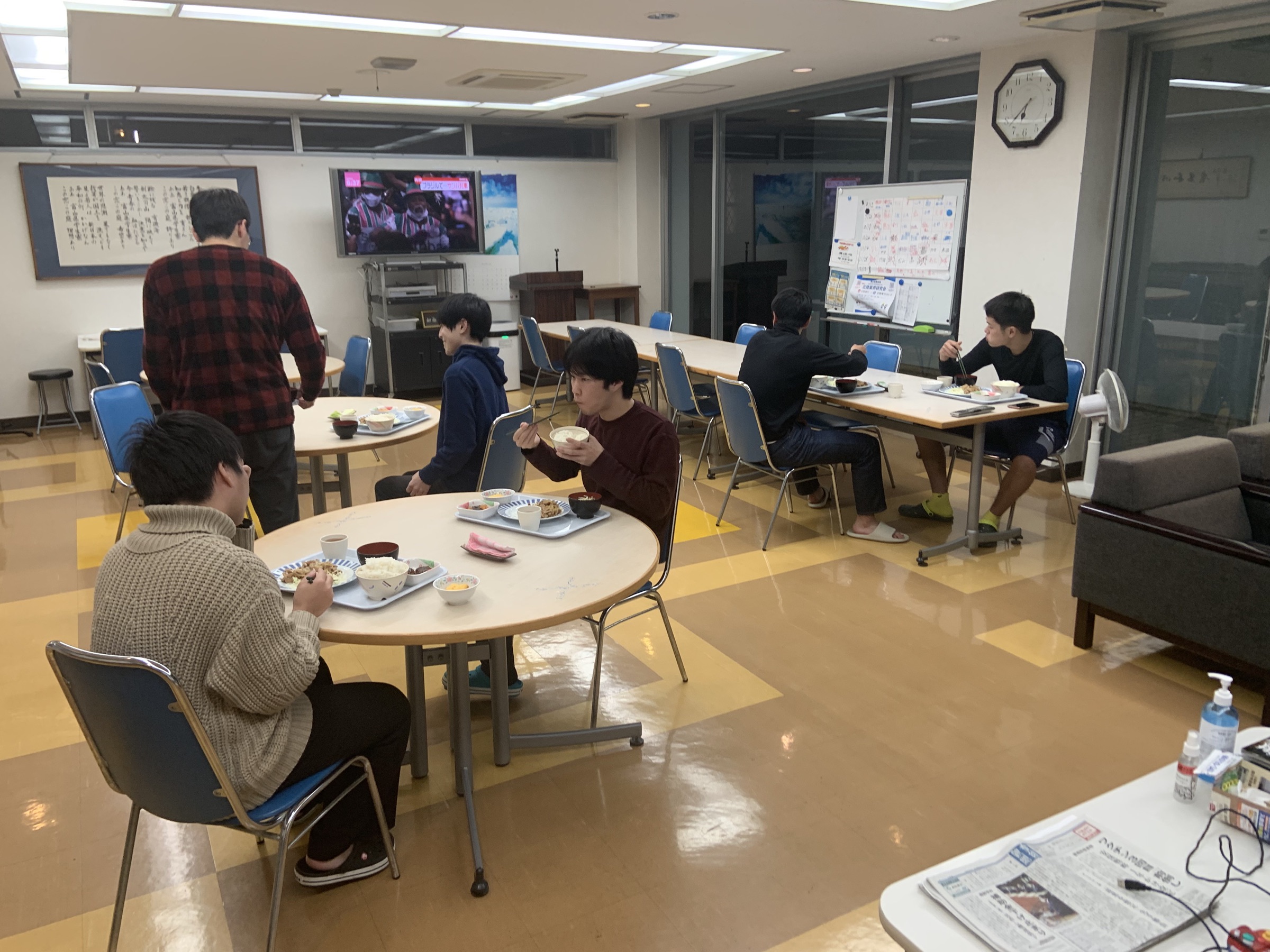 ご飯を頬張る寮生