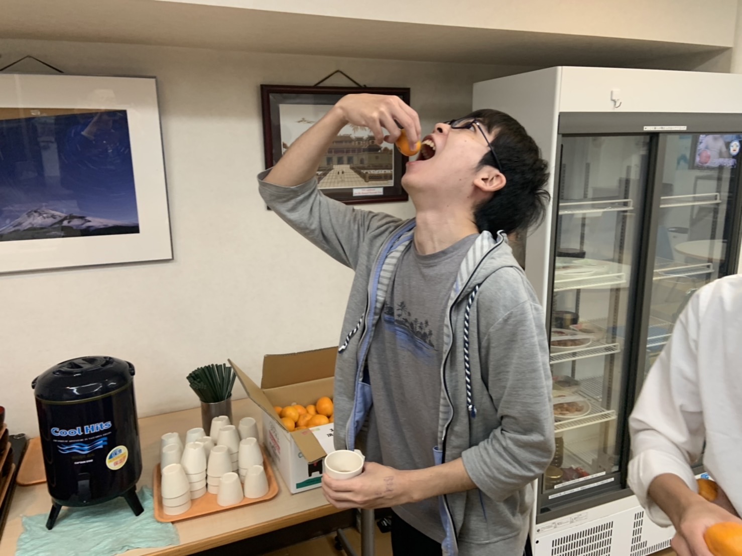 みかんを配る様子