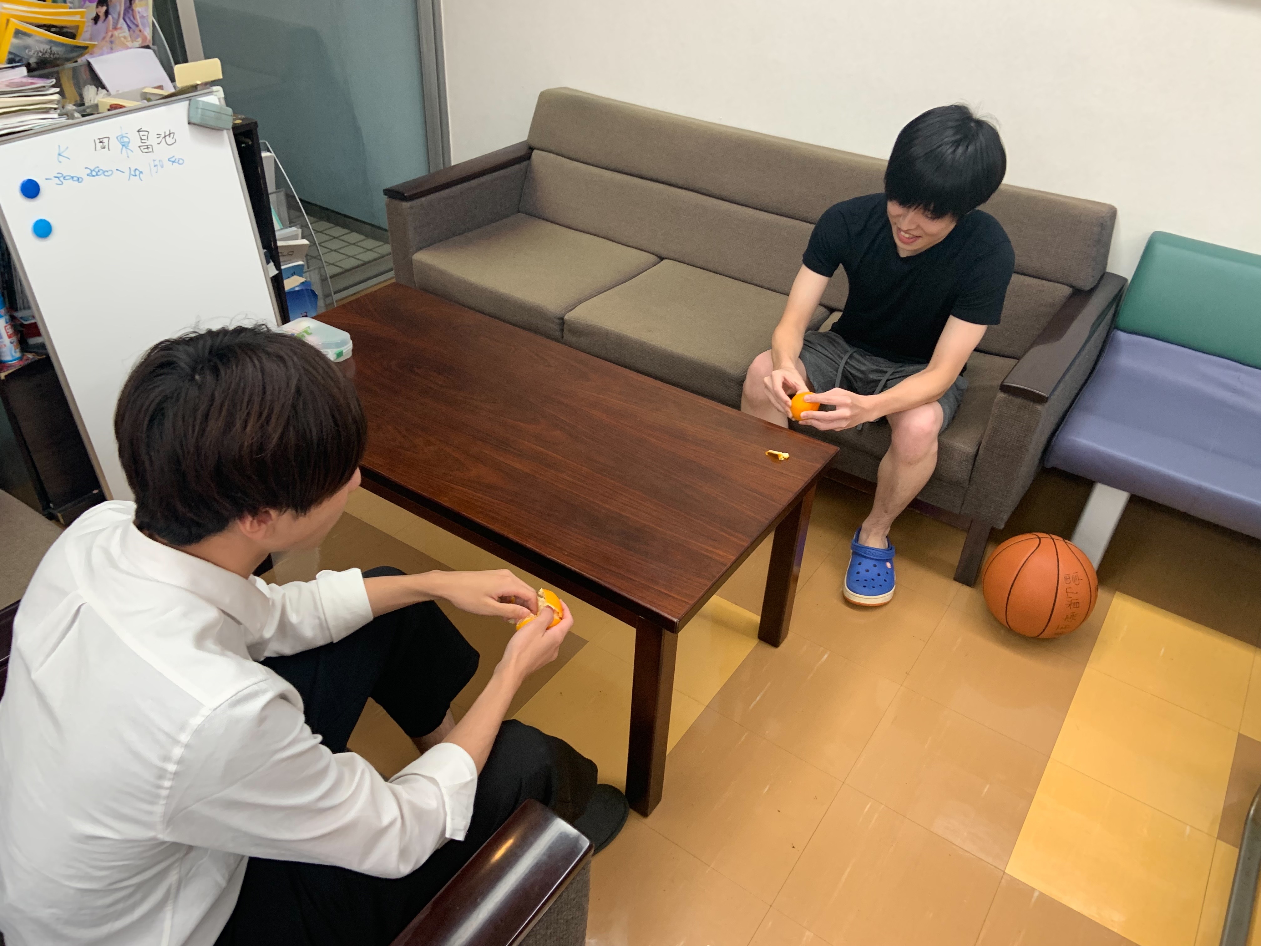 食堂でみかんを食べる寮生