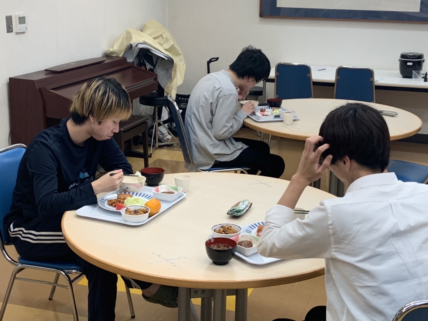 みかんをむく手元