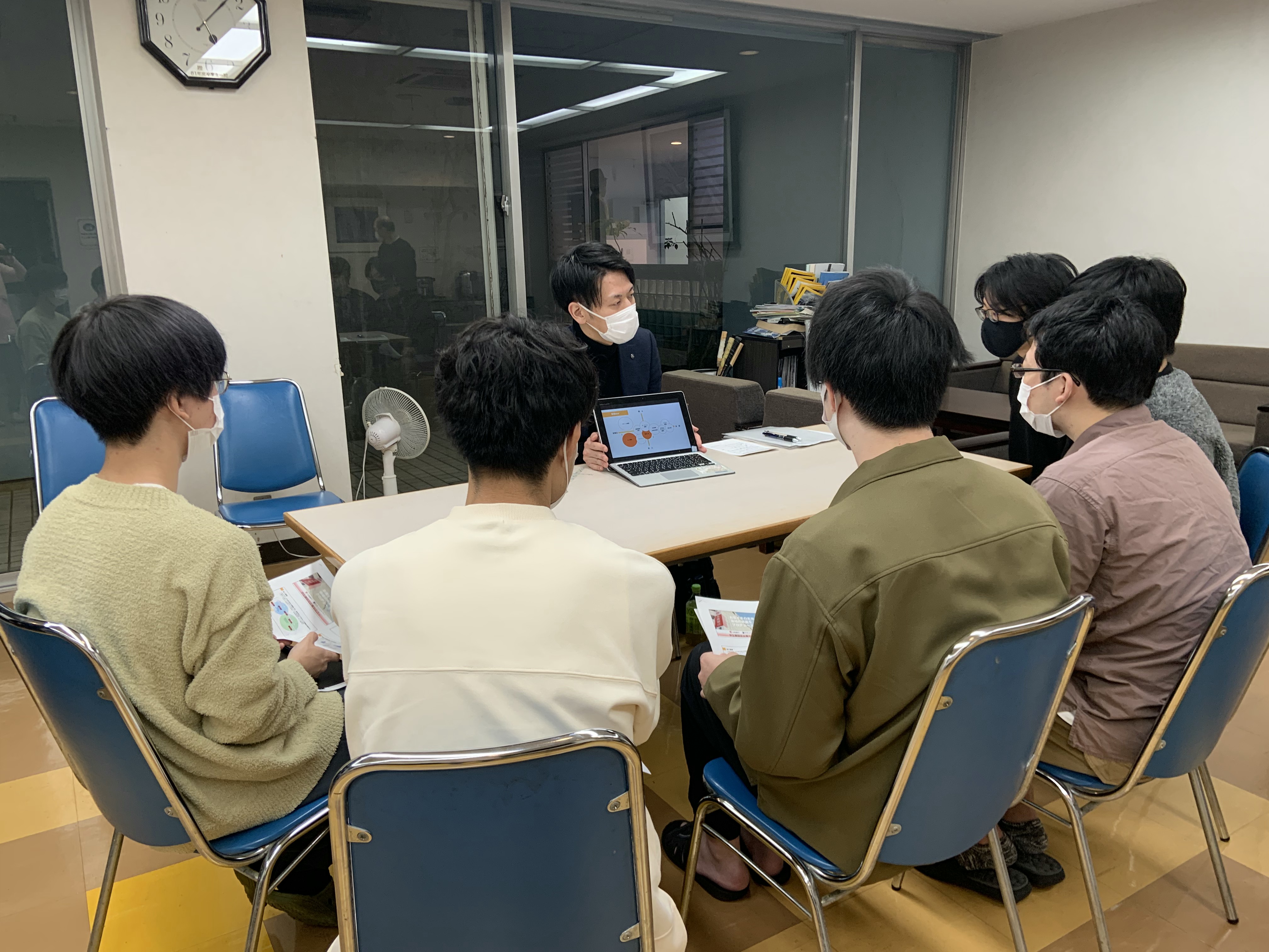 説明を聞く寮生