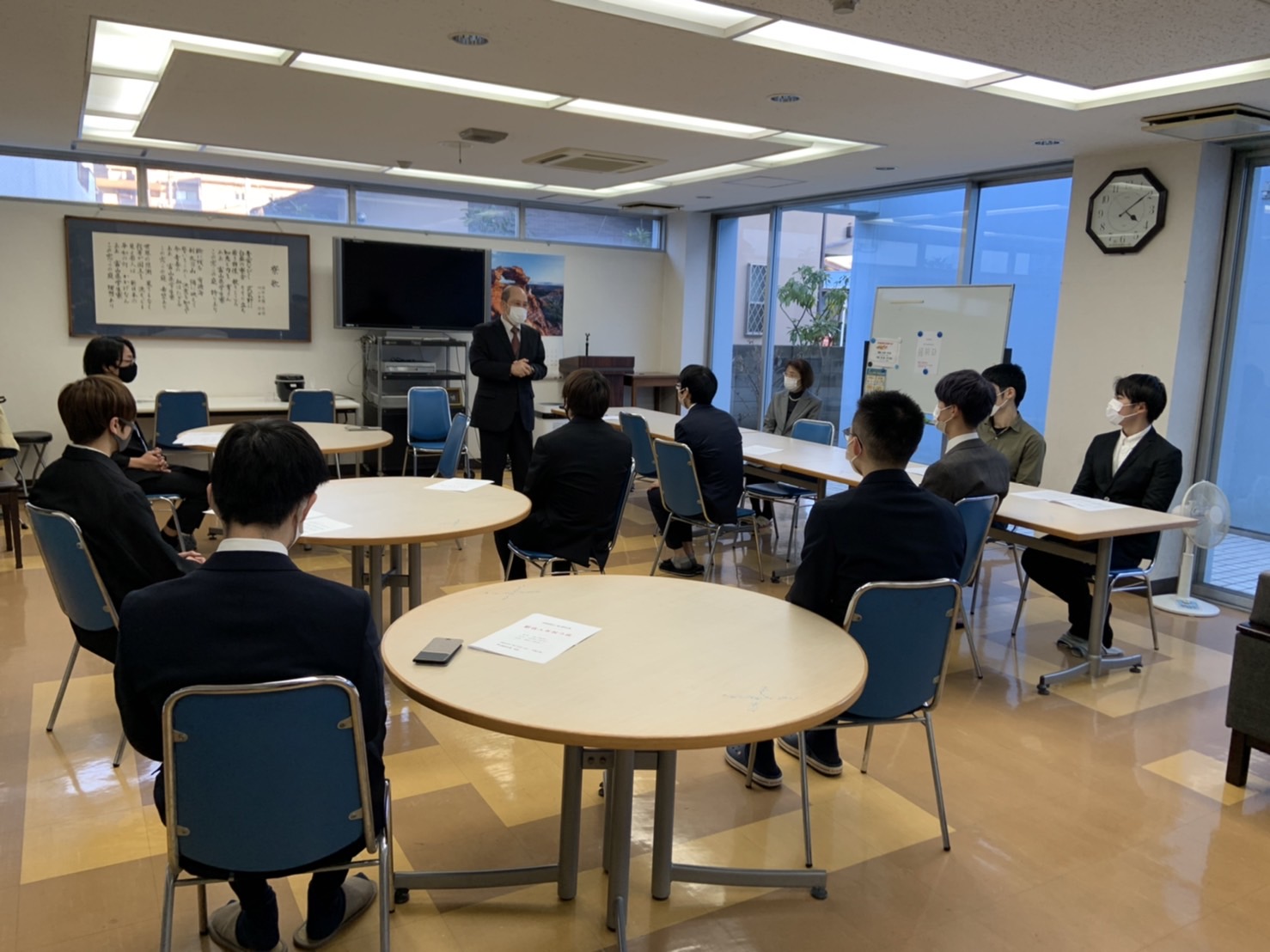 記念品を受け取る新成人