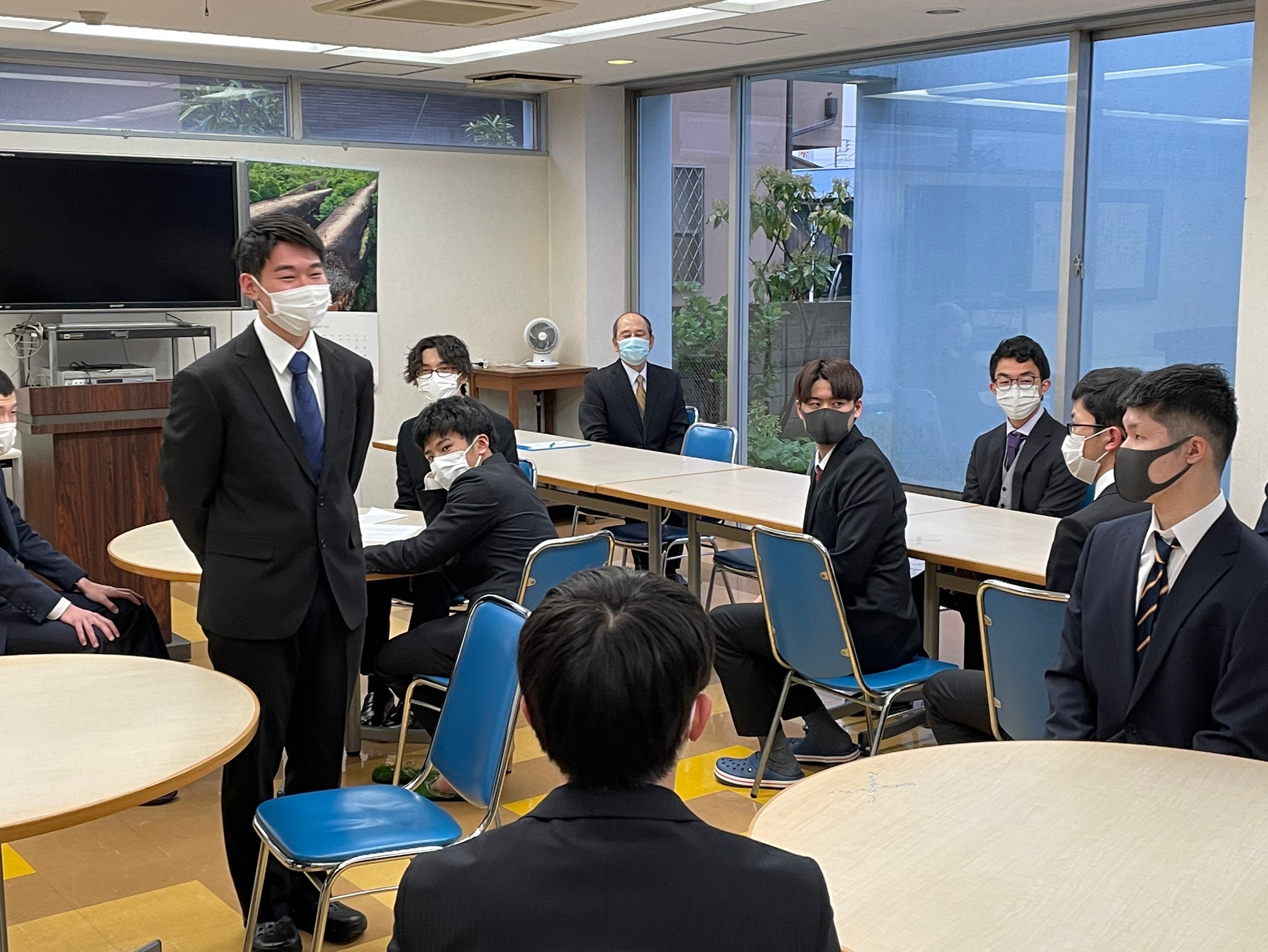 食堂で談笑する寮生