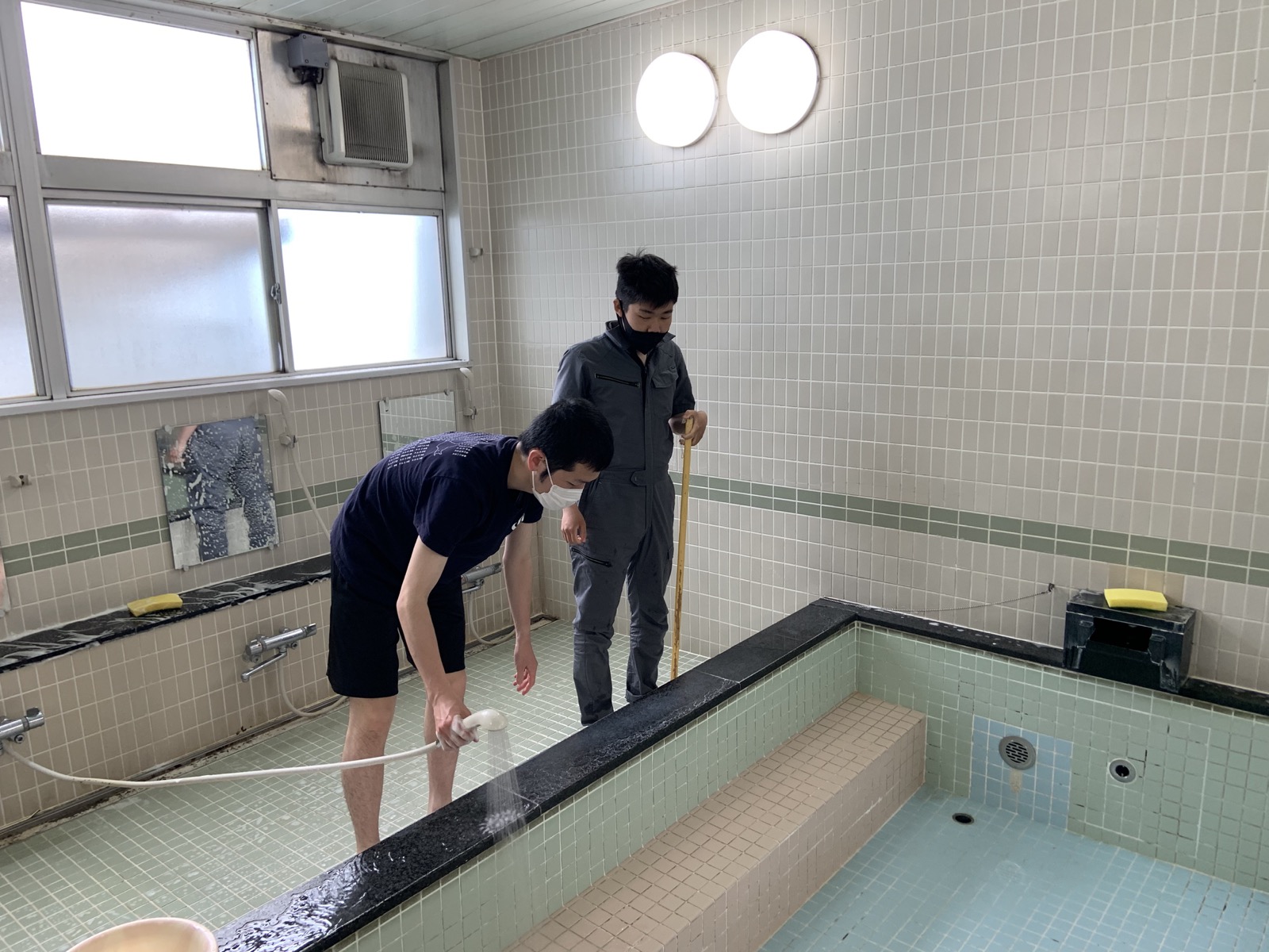 床を磨く寮生