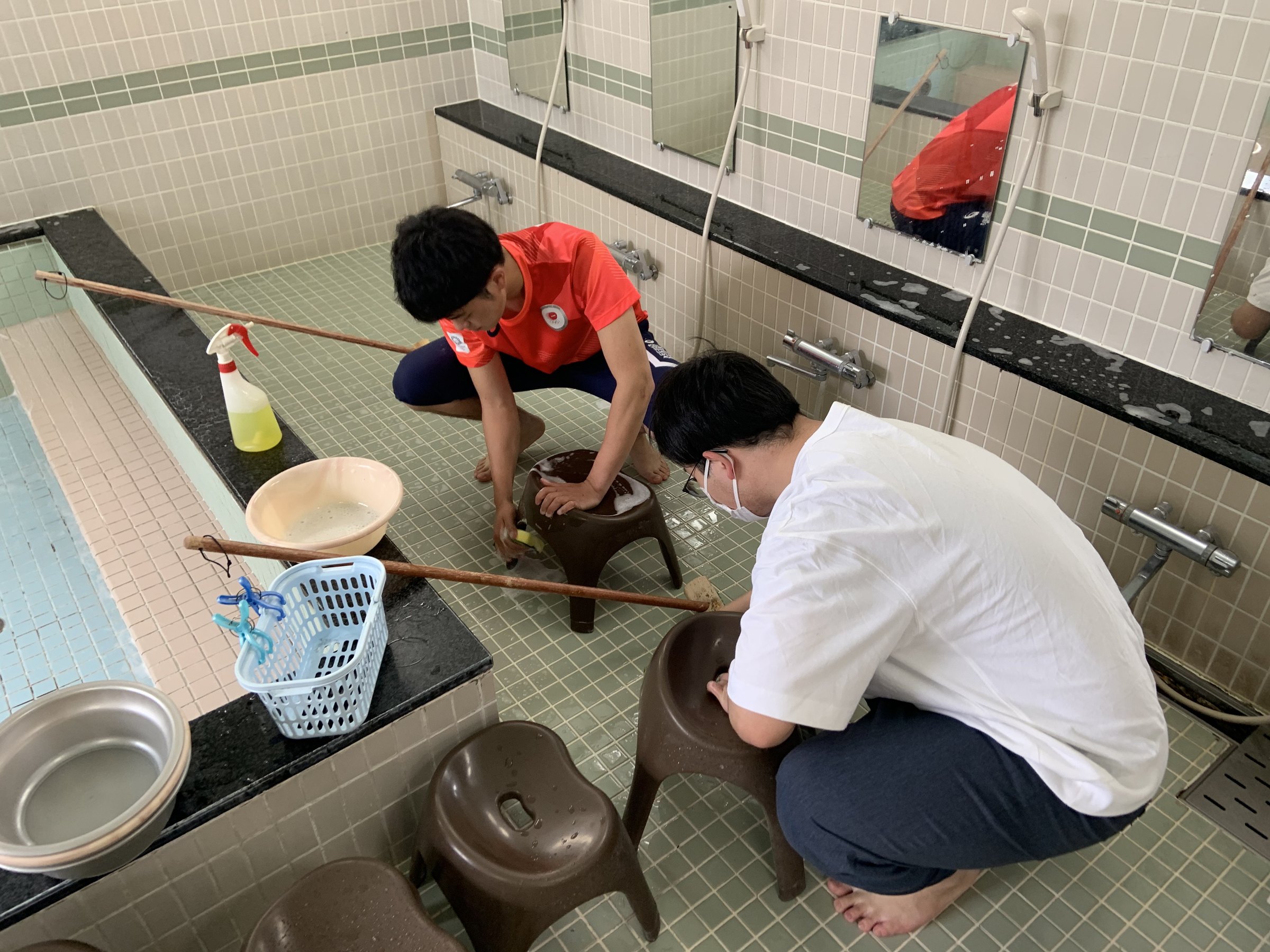 鏡を磨く様子