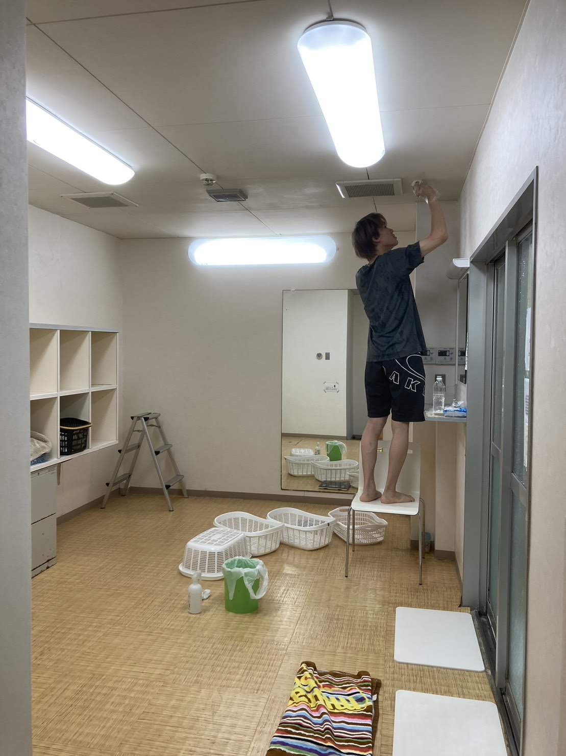 浴槽を磨く寮生