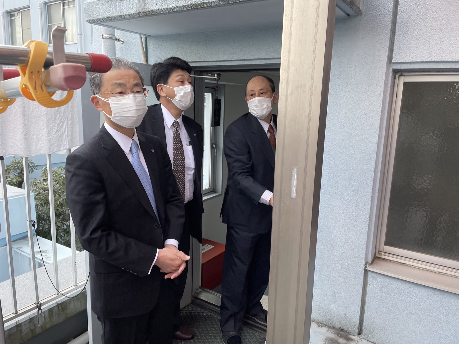 抱負を述べる卒寮生