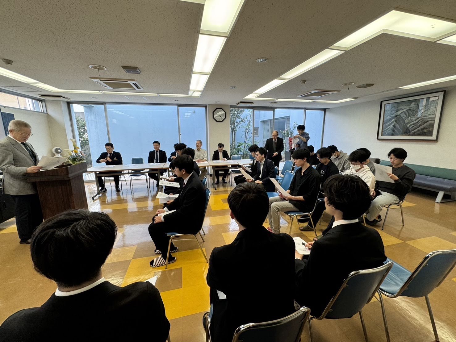 入寮式で挨拶する新入生