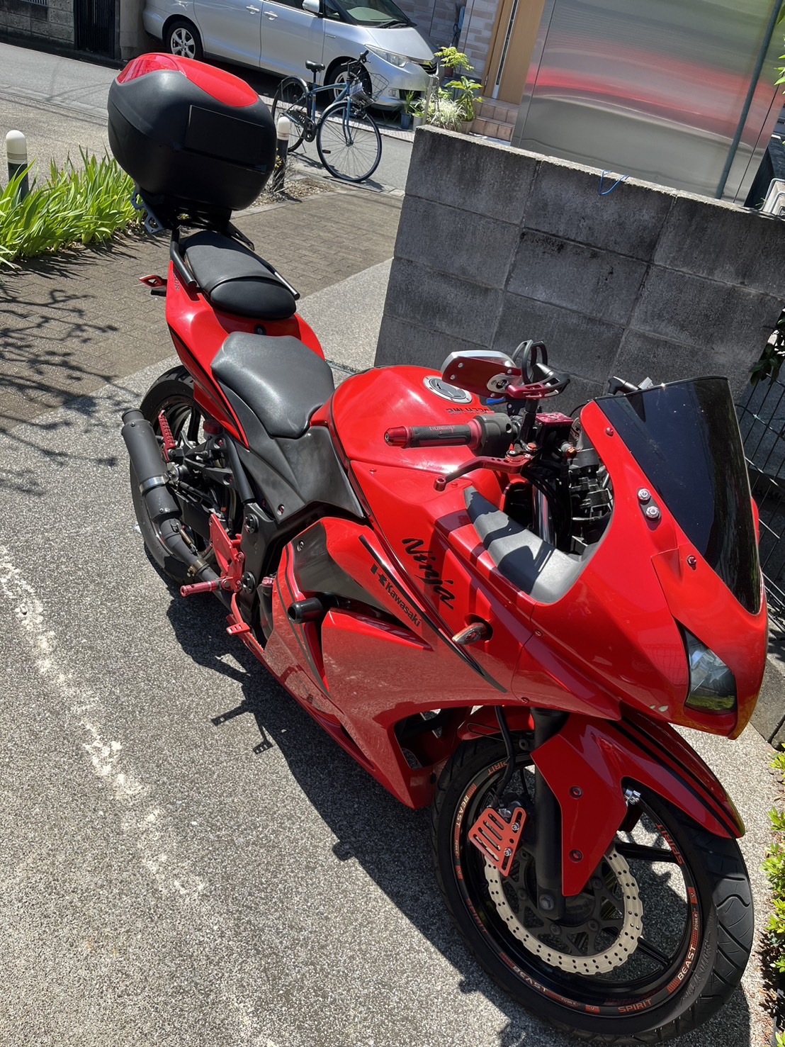 点検を始める寮生