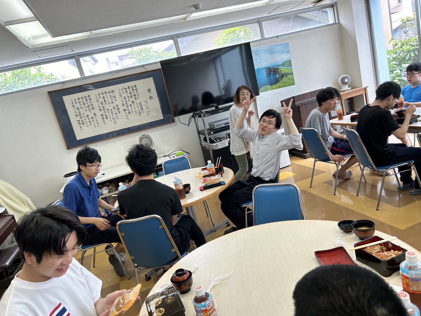 カツ丼を食べる様子