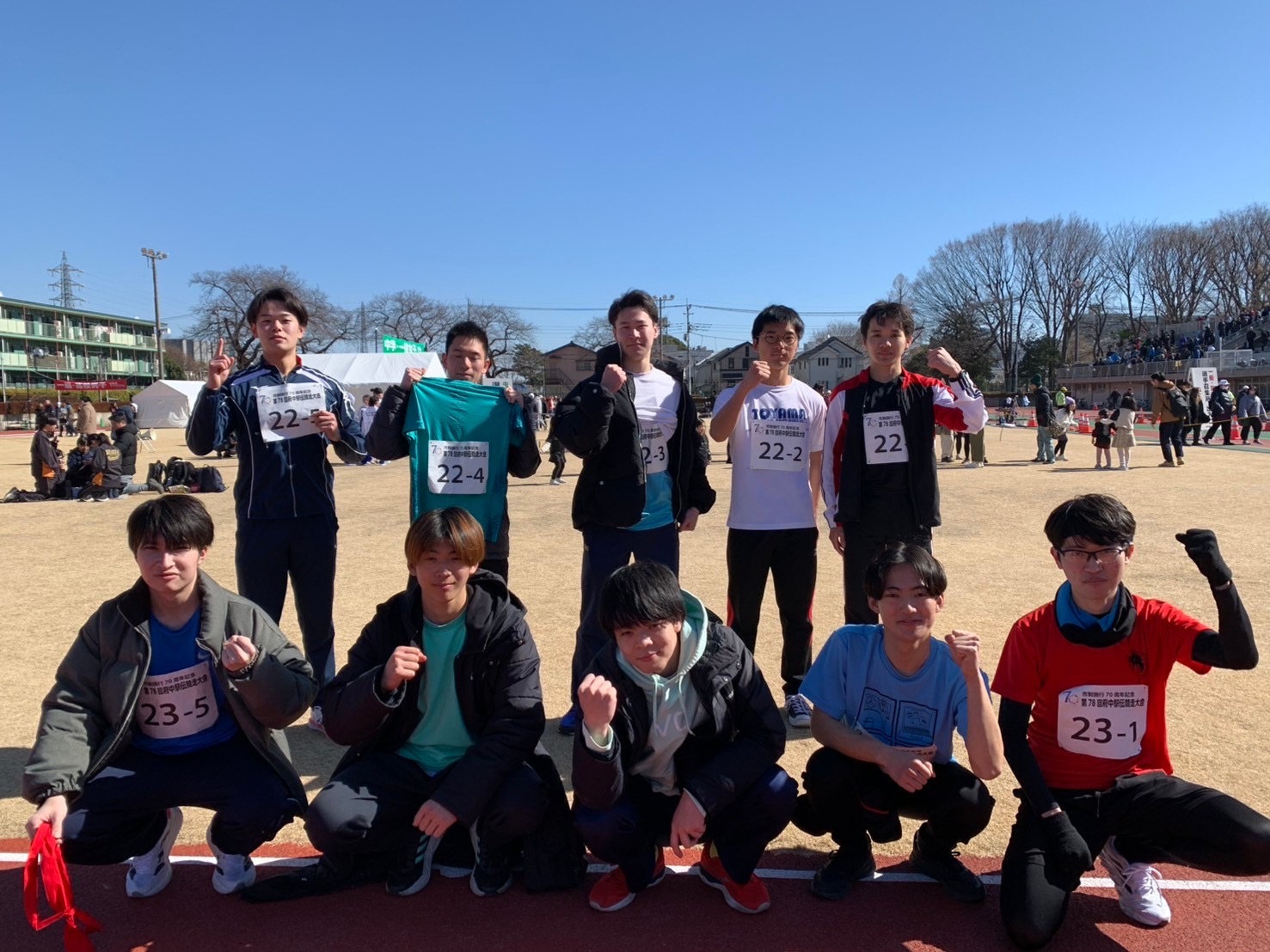 駅伝競走中の寮生たちの様子