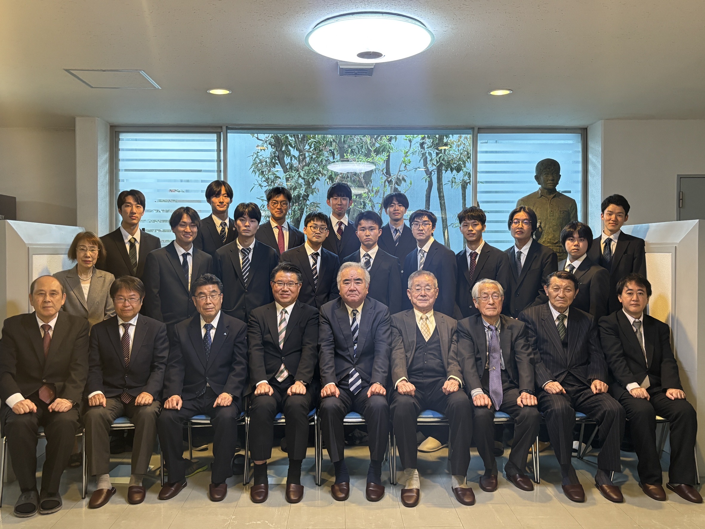 祝賀会での乾杯の様子