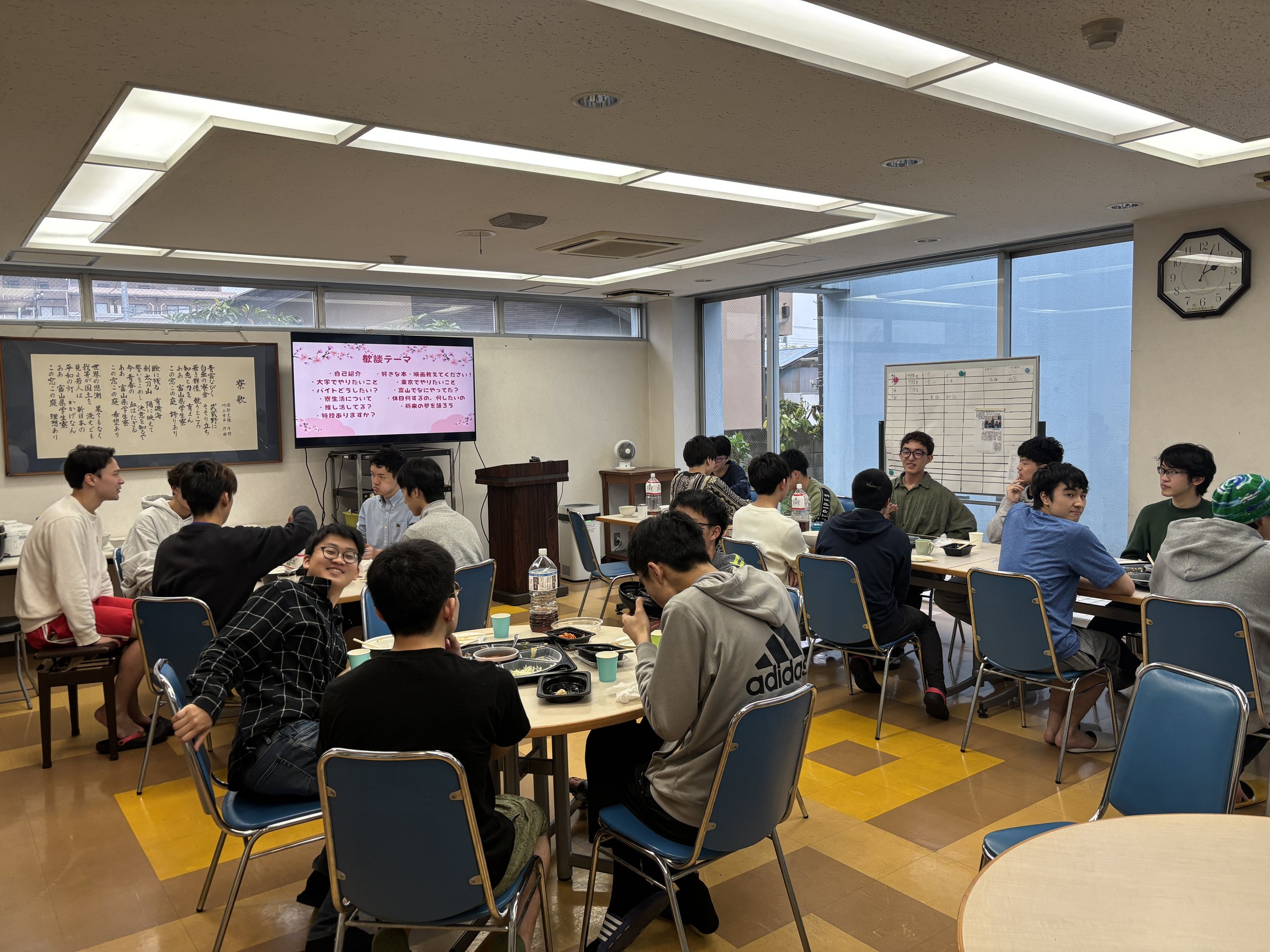 新入生歓迎会の食事会の様子2