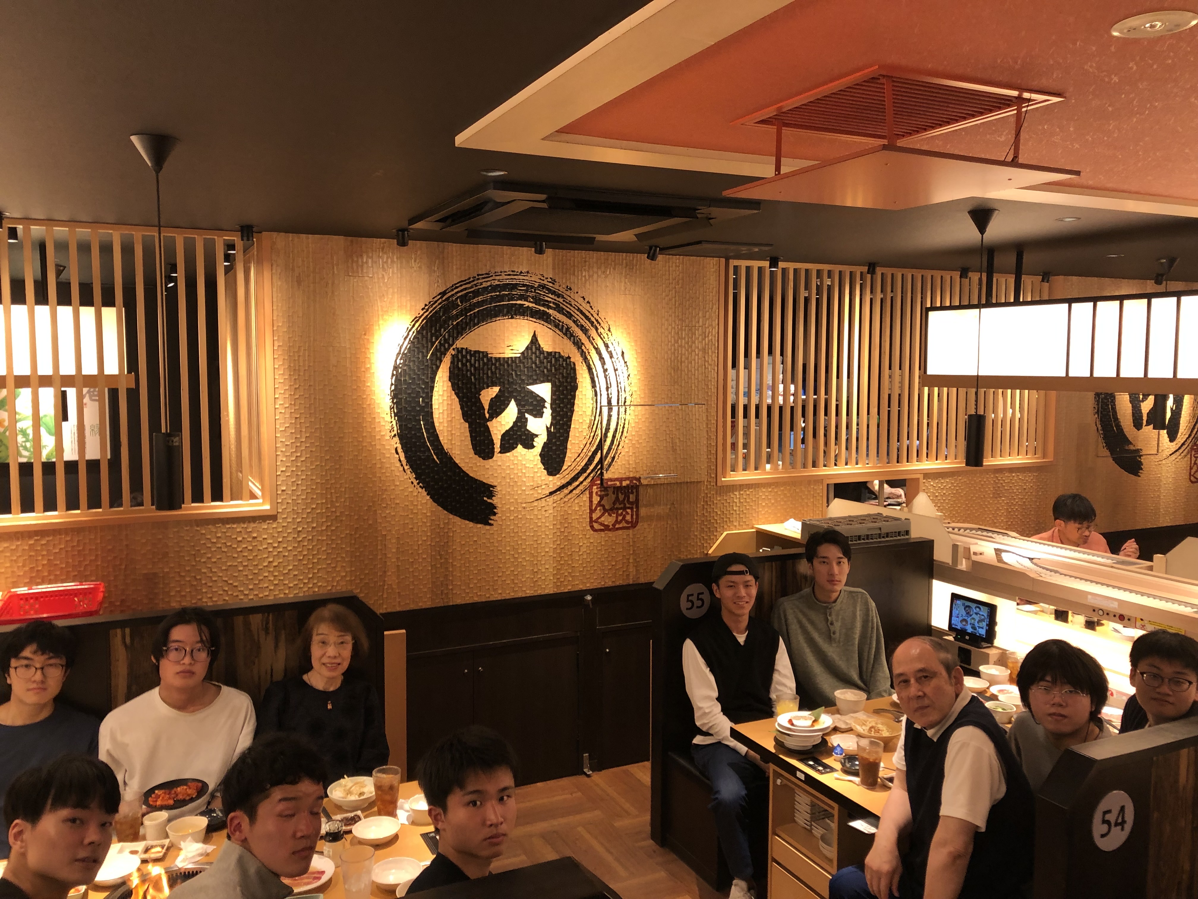 新入寮生たちの焼肉での様子1