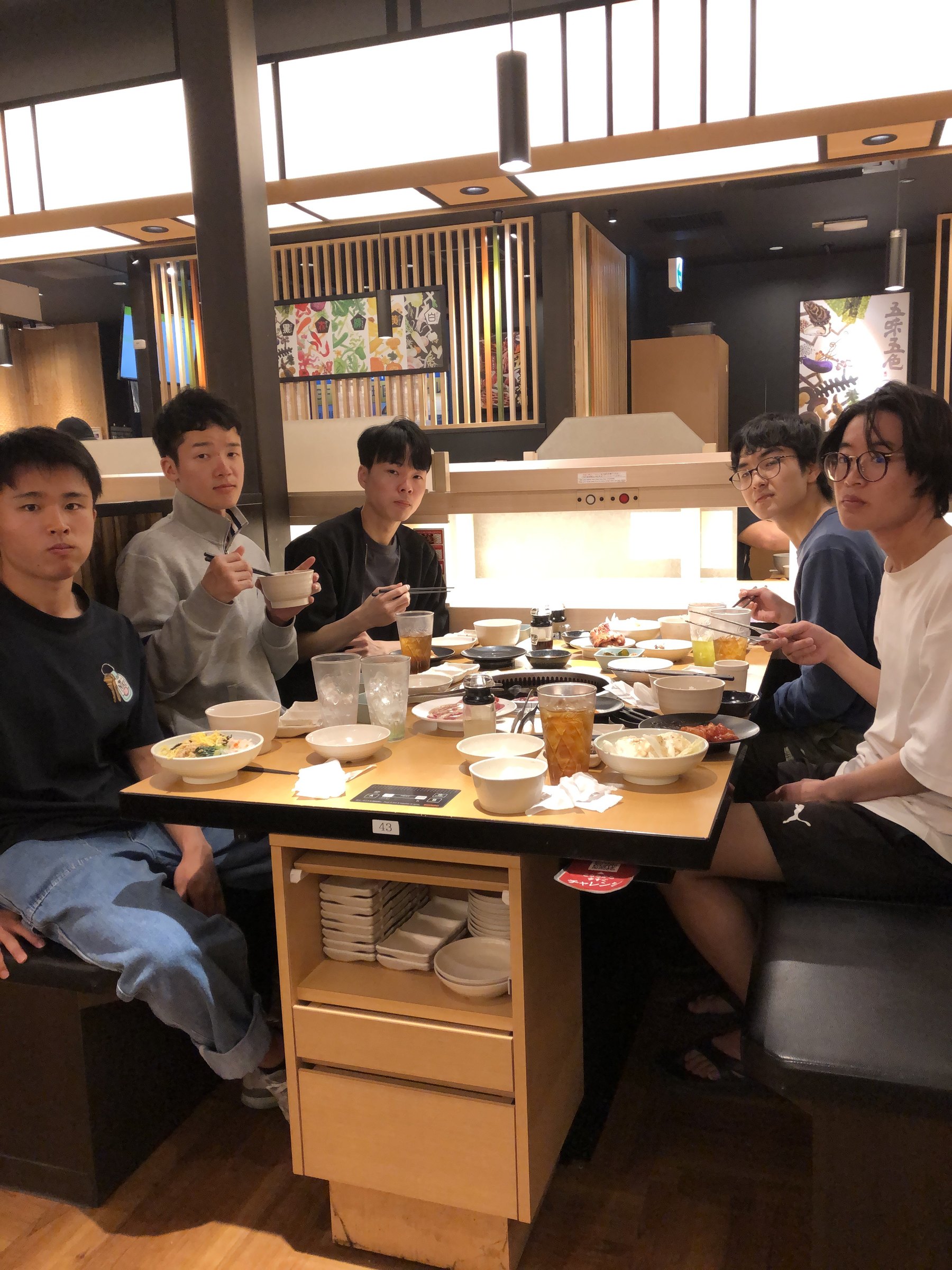 新入寮生たちの焼肉での様子3