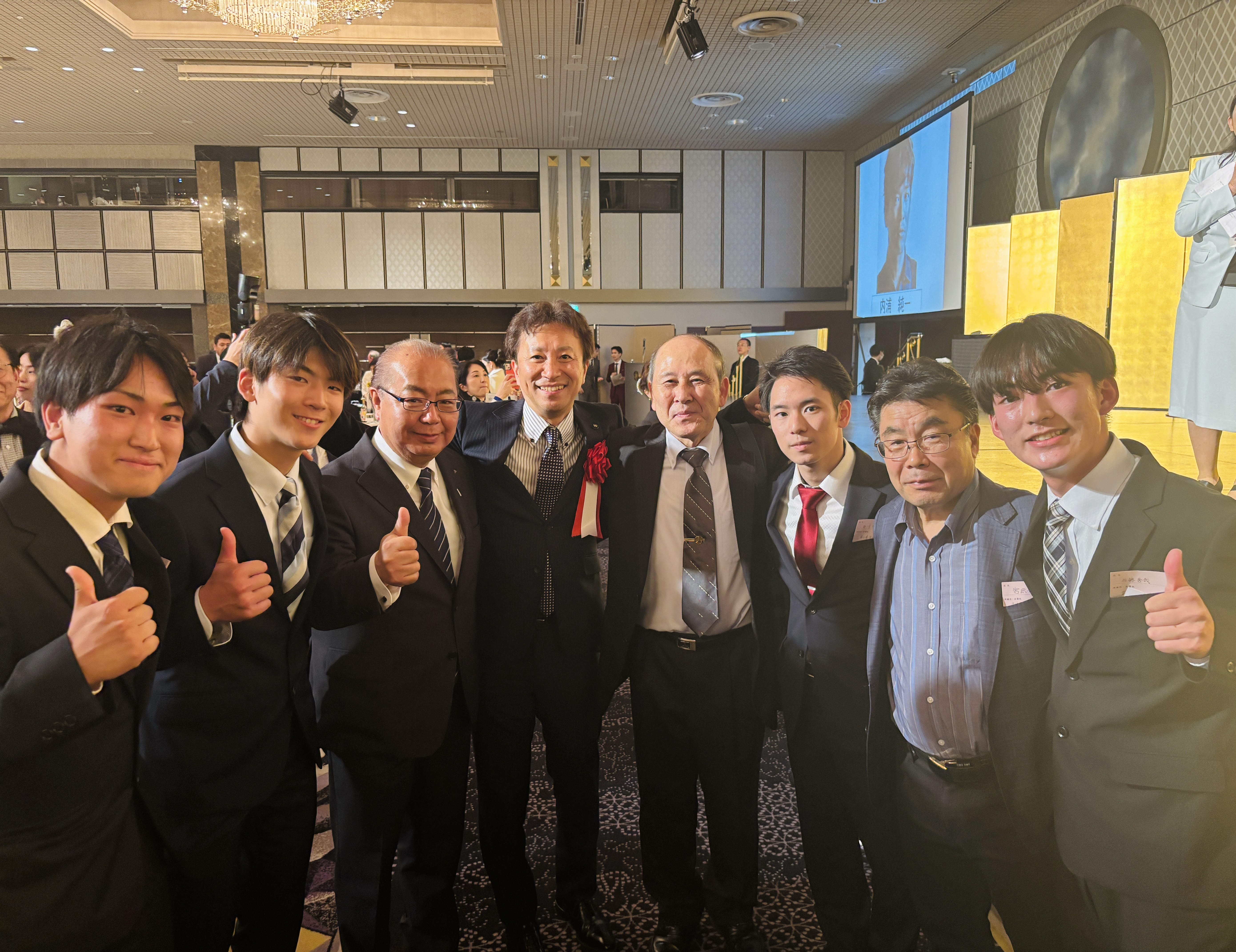 新田八朗知事、青雲寮OBの菊池正寛氷見市長と寮生との記念撮影