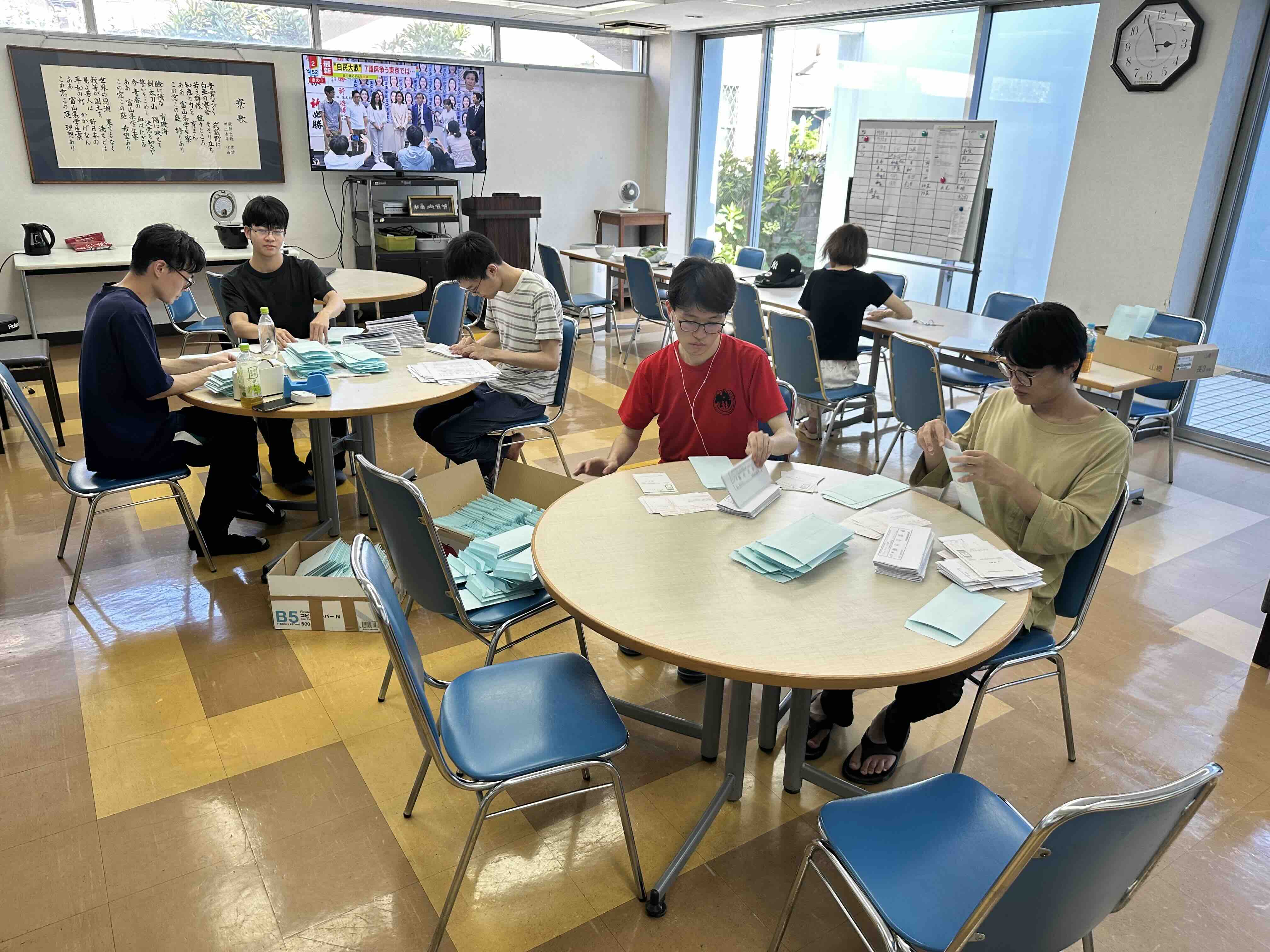 袋詰めに協力してくれている寮生の様子1