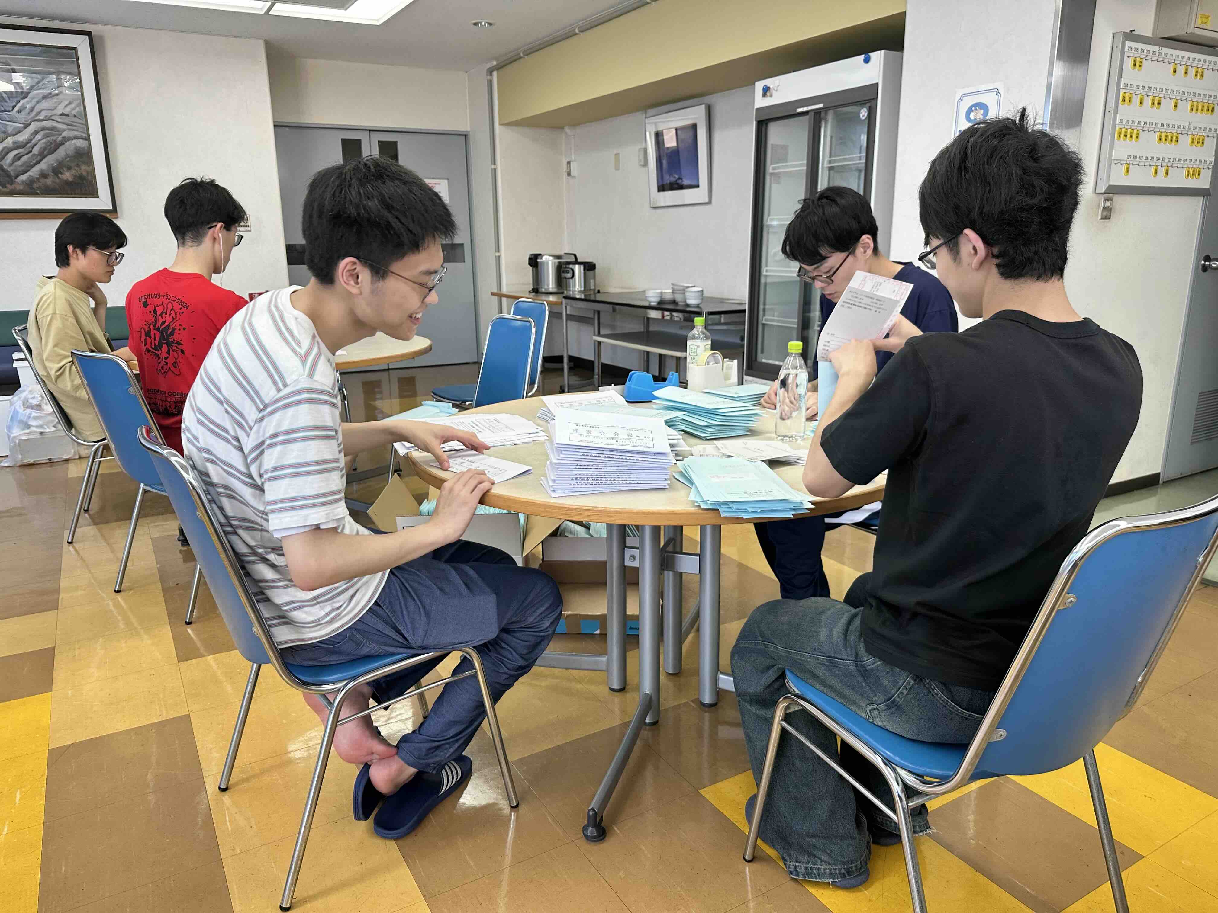 袋詰めに協力してくれている寮生の様子2