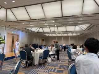 歌を披露される演歌歌手の西田 眞佐子様