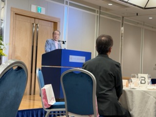 挨拶される稲場 伸也 名誉会長様