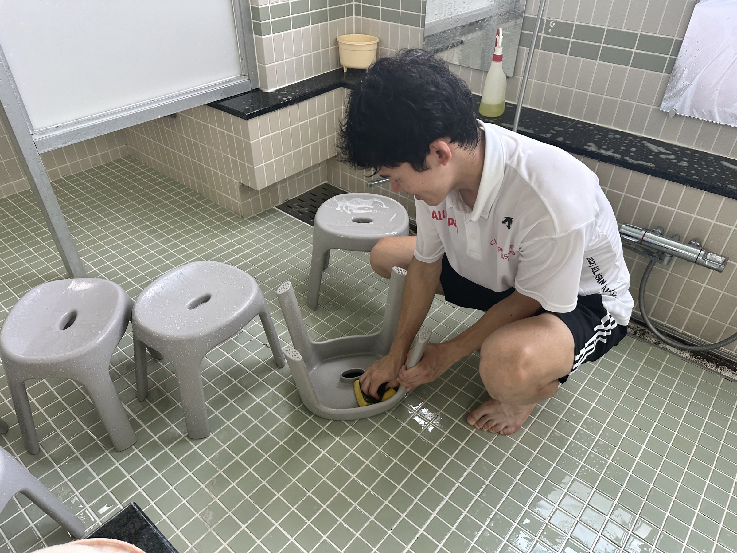 スポンジを使って椅子を清掃する寮生