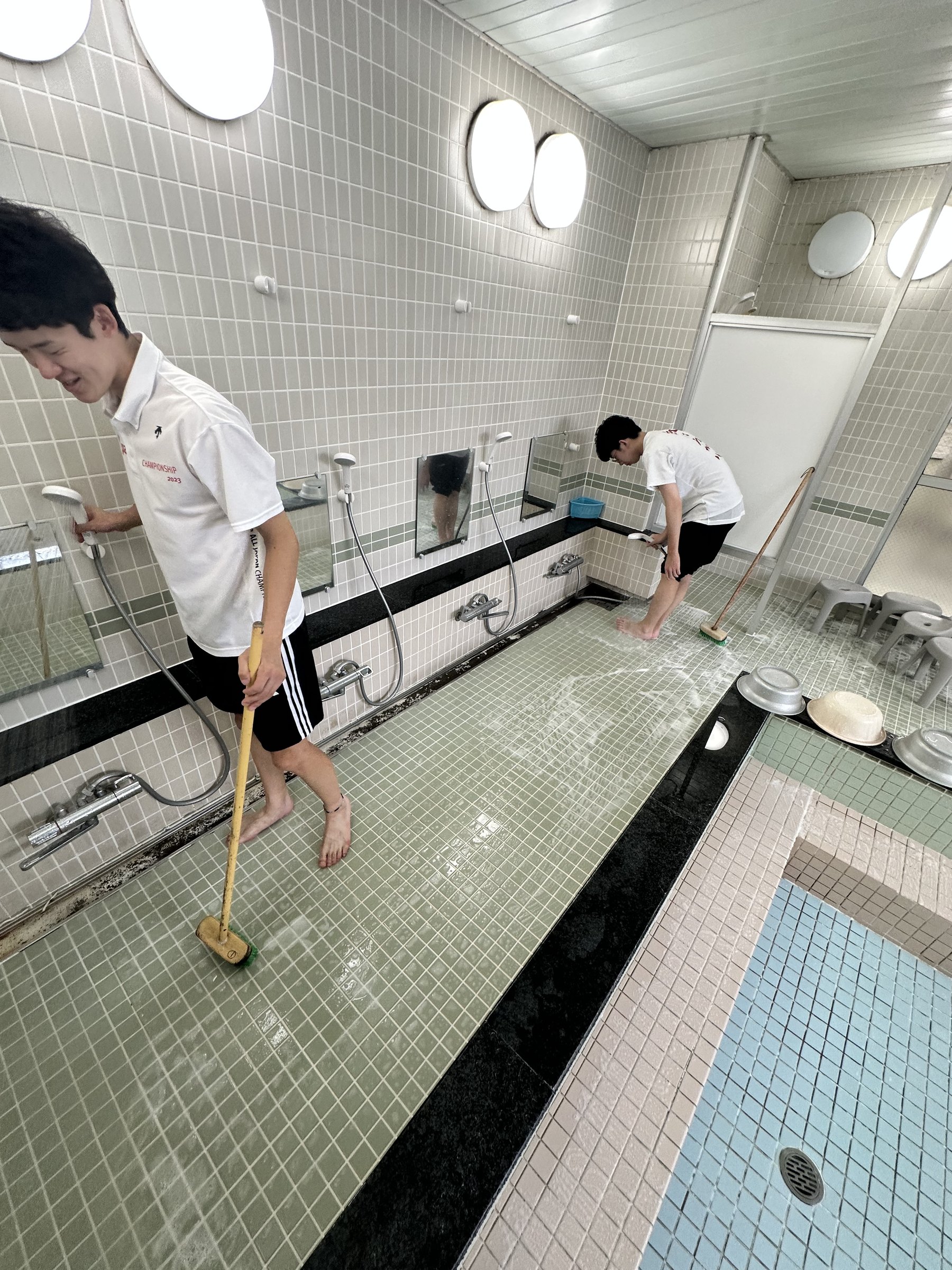 大浴場床面の清掃作業