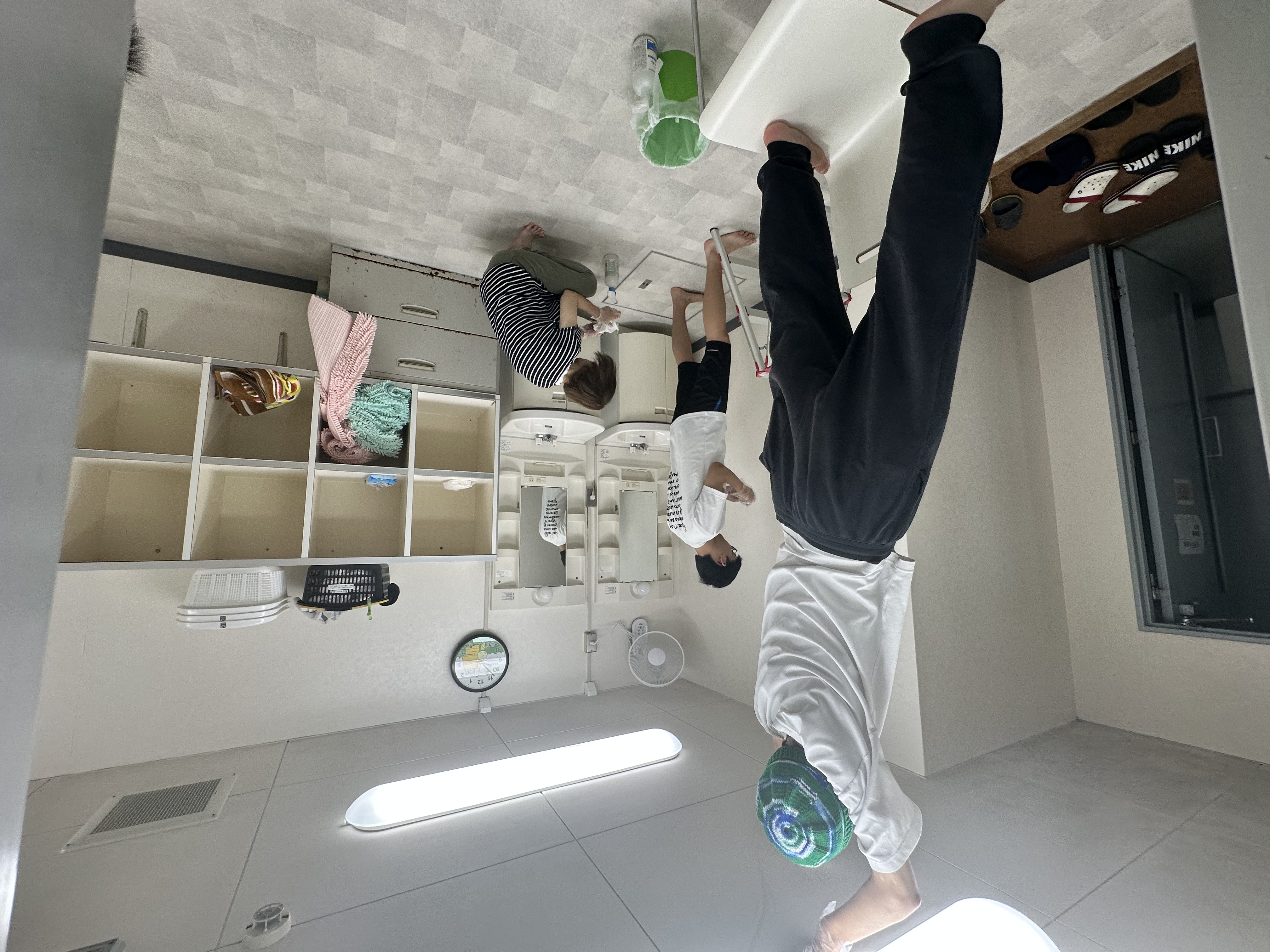 脱衣所の清掃を行う寮生たち