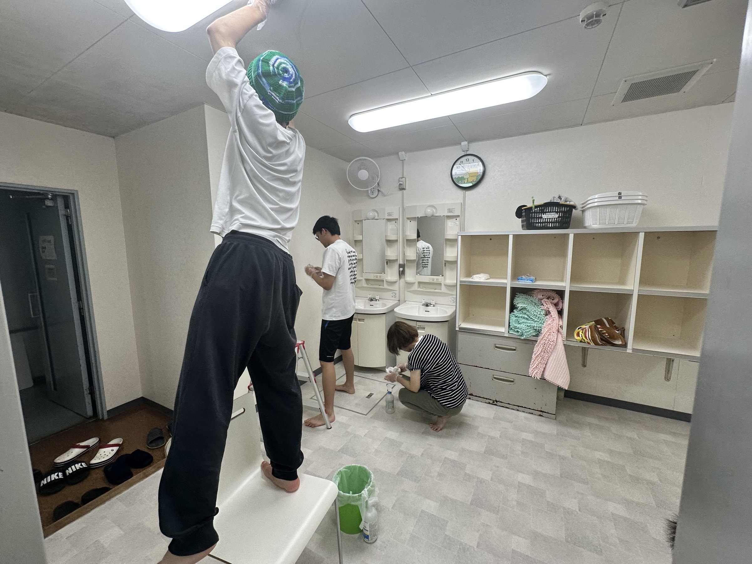 脱衣所の清掃を行う寮生たち