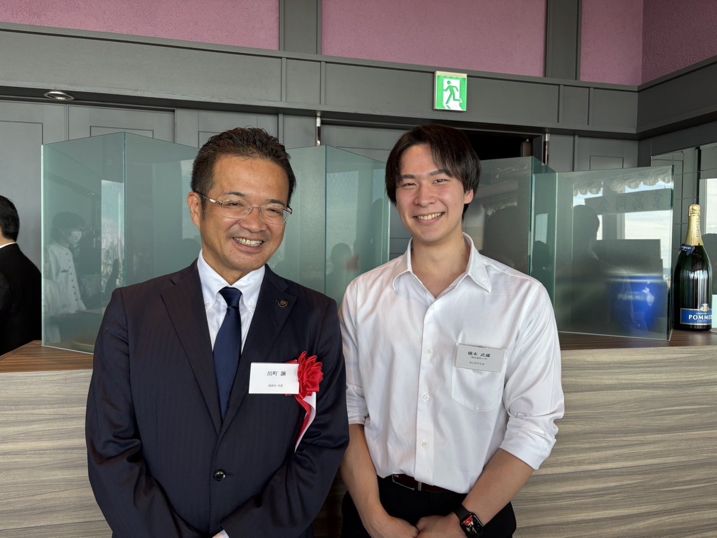 高岡市長：出町譲様と寮生のツーショット