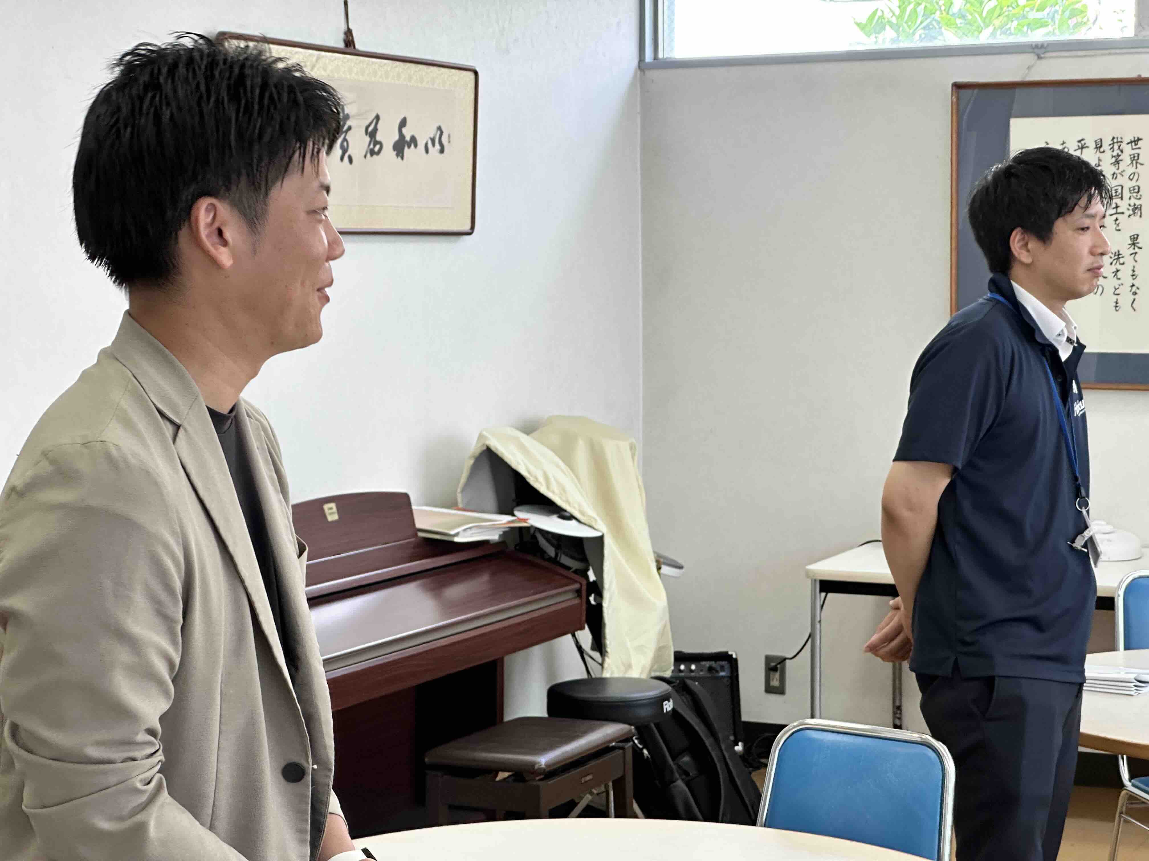 説明者2人の写真（手前が北陸銀行、奥が北陸電力）