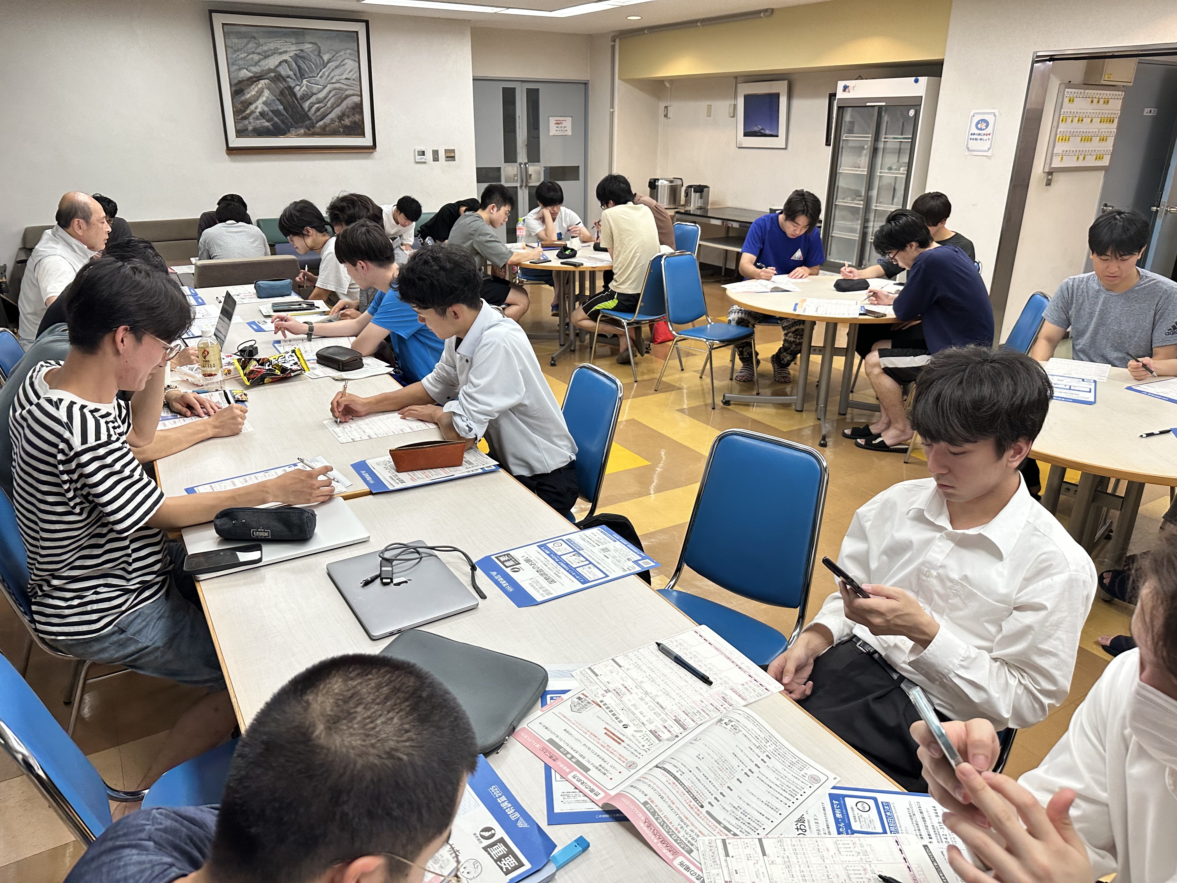 国勢調査に回答している寮生の様子