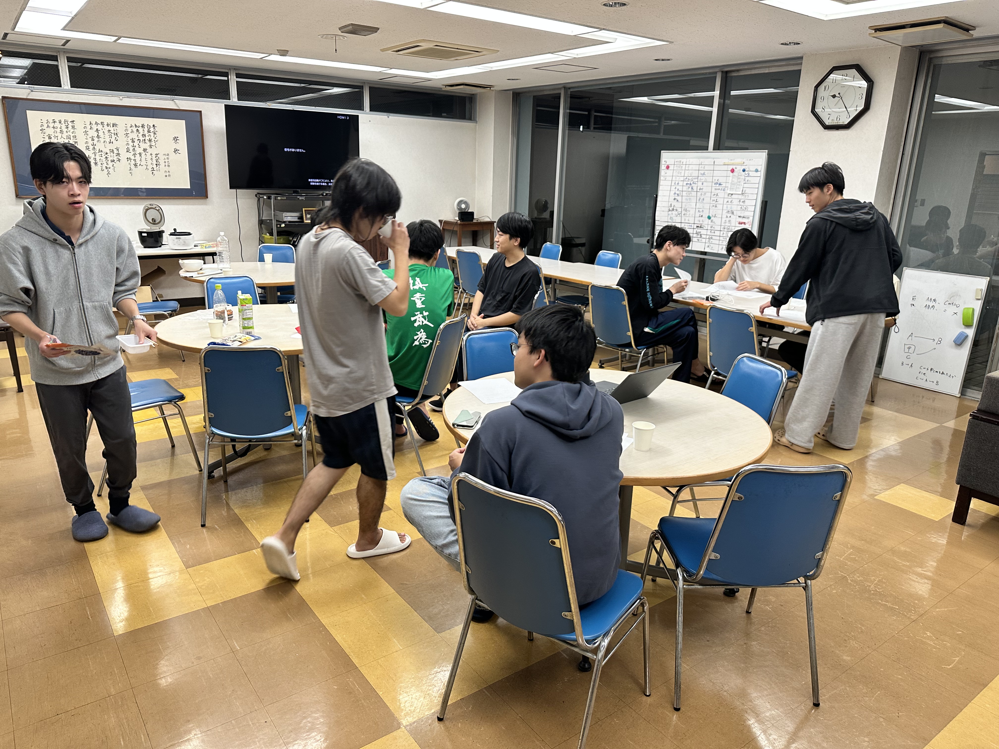 班ごとに分かれて寮祭について話し合っている様子②