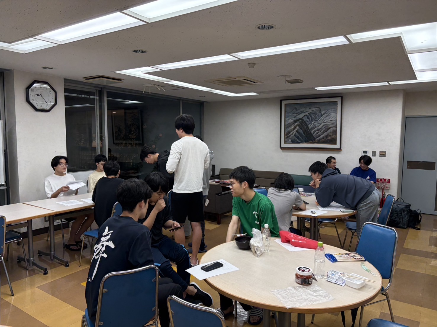 班ごとに分かれて寮祭について話し合っている様子