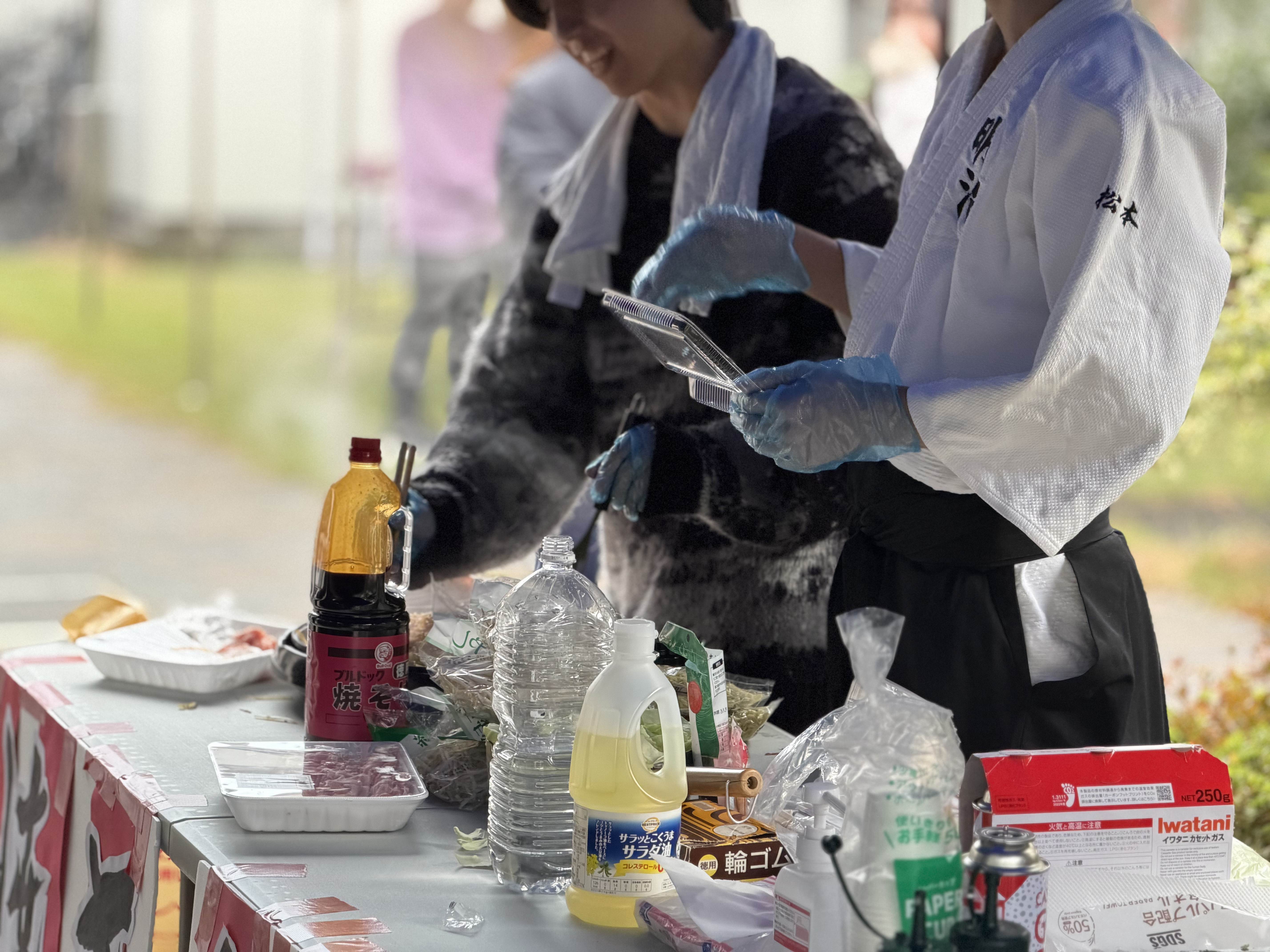 焼きそばを作っている様子