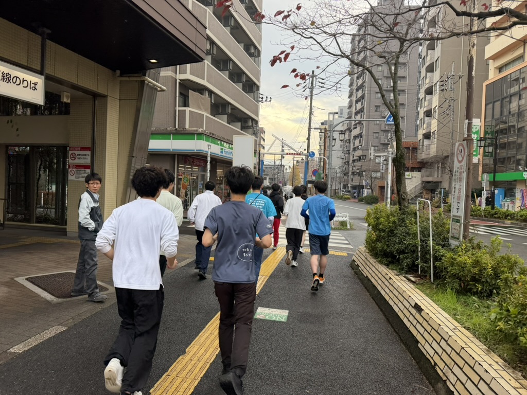 寮周辺の街中を走る寮生たちの様子