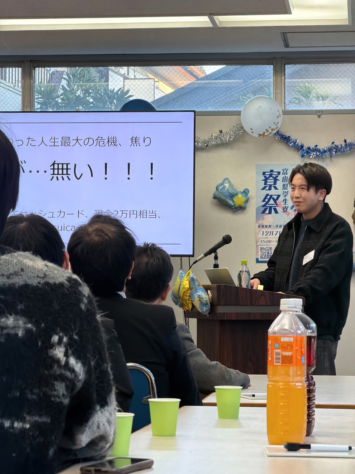 留学体験を話す寮生の様子