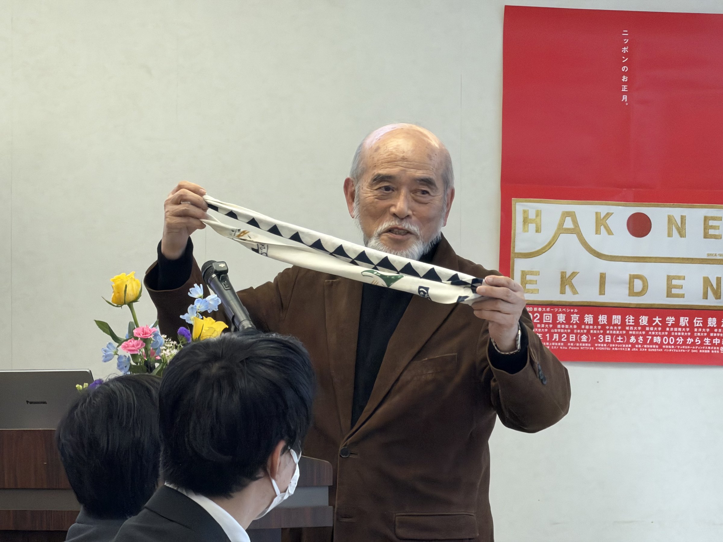 箱根駅伝のタスキについて解説する坂田氏