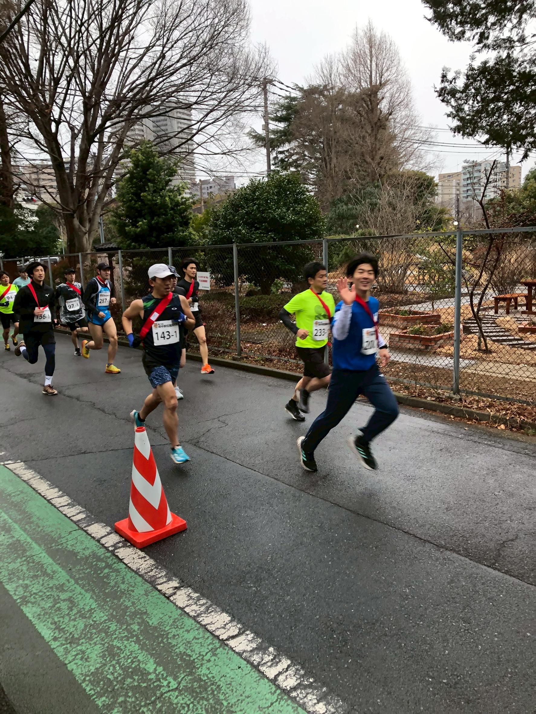 雨上がりの路面を駆ける選手たち