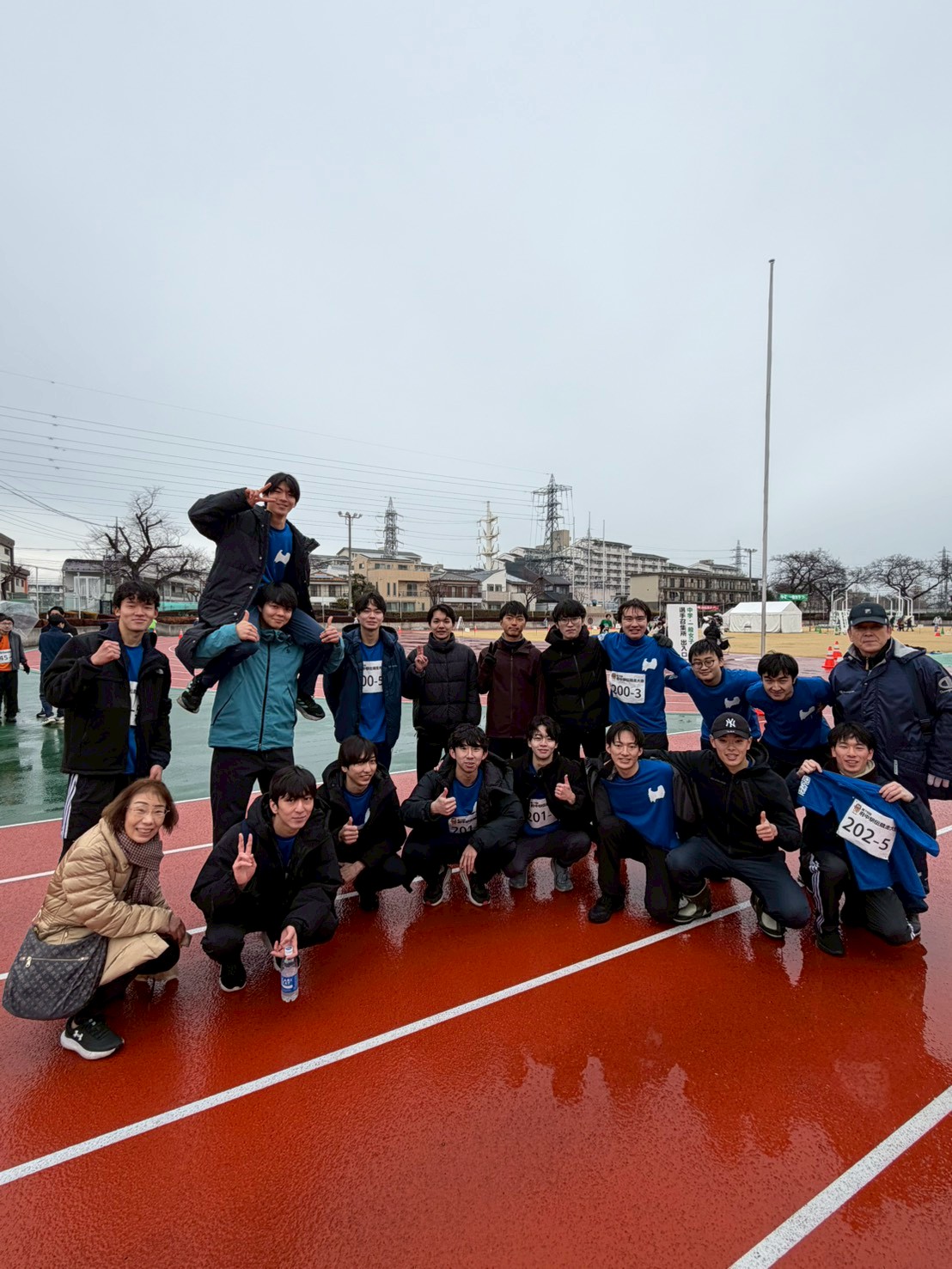 雨に濡れたトラックでの集合写真