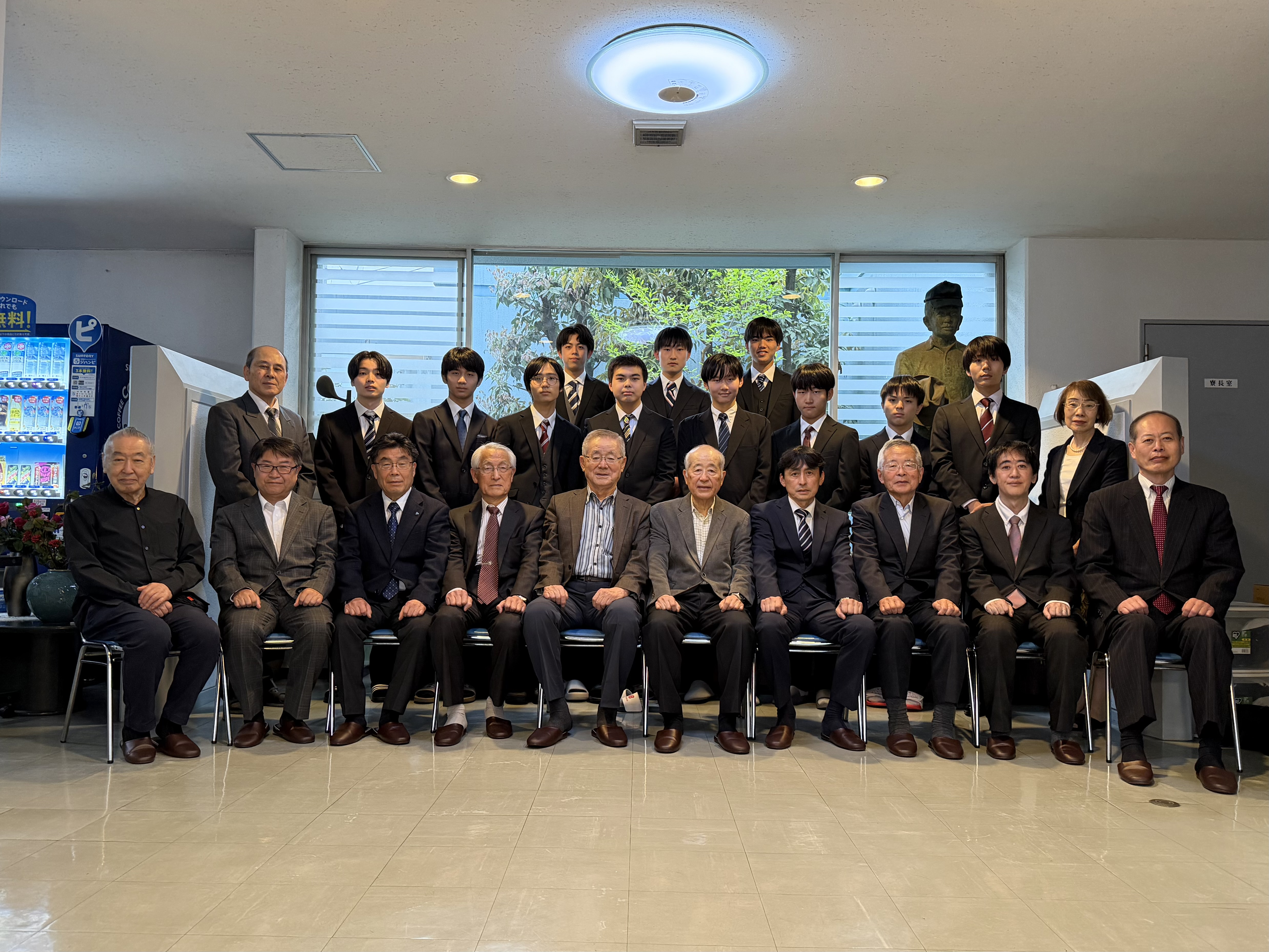 来賓の皆様と新入寮生、関係者による記念写真